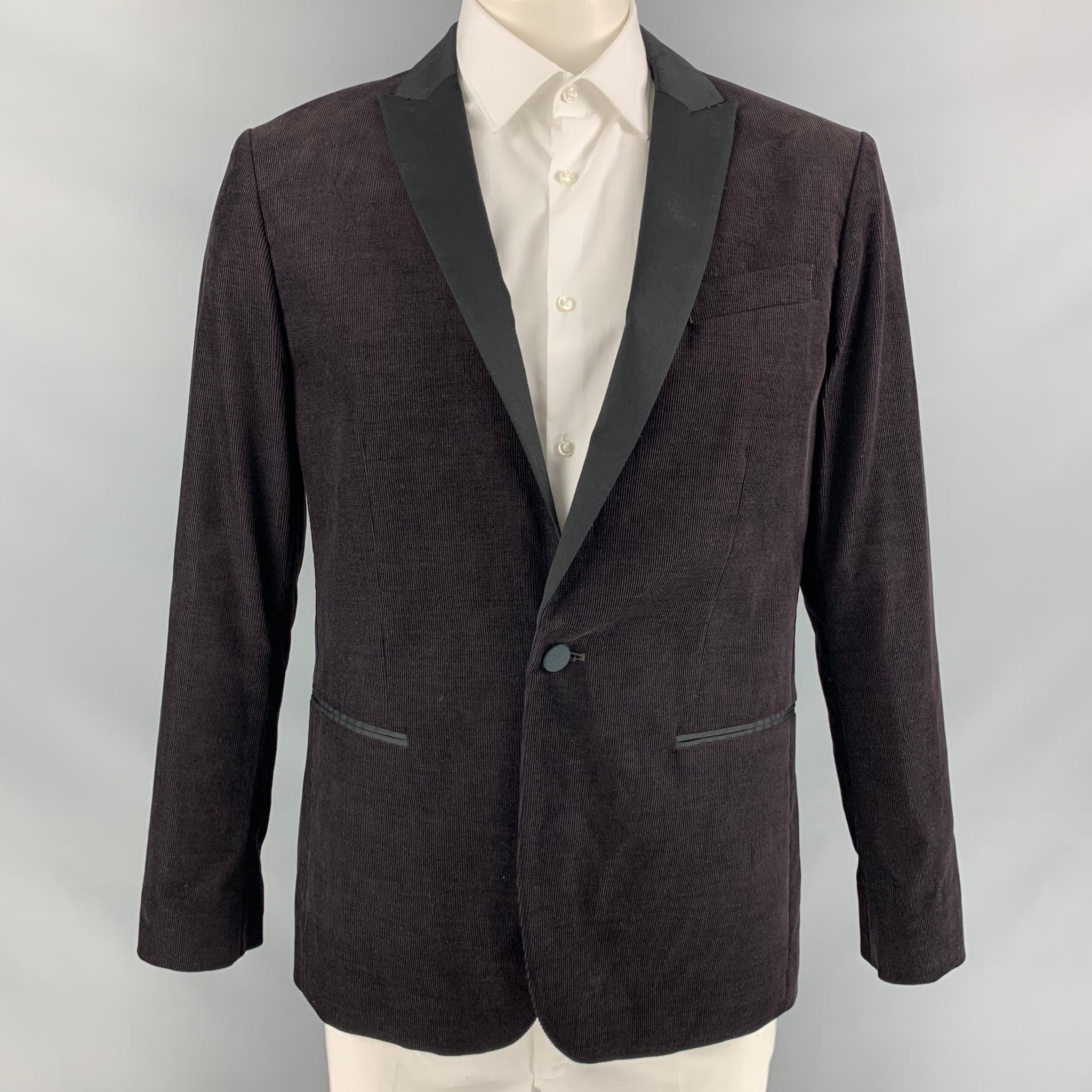 JOHN VARVATOS * Abrigo deportivo de lujo de EE.UU. en tejido de pana de algodón marrón y negro, con cierre de un botón, dos bolsillos abiertos y solapa de pico.

Excelente estado de conservación.
Marcado: 42

Medidas:

Hombro 19 pulg.
Pecho: 44