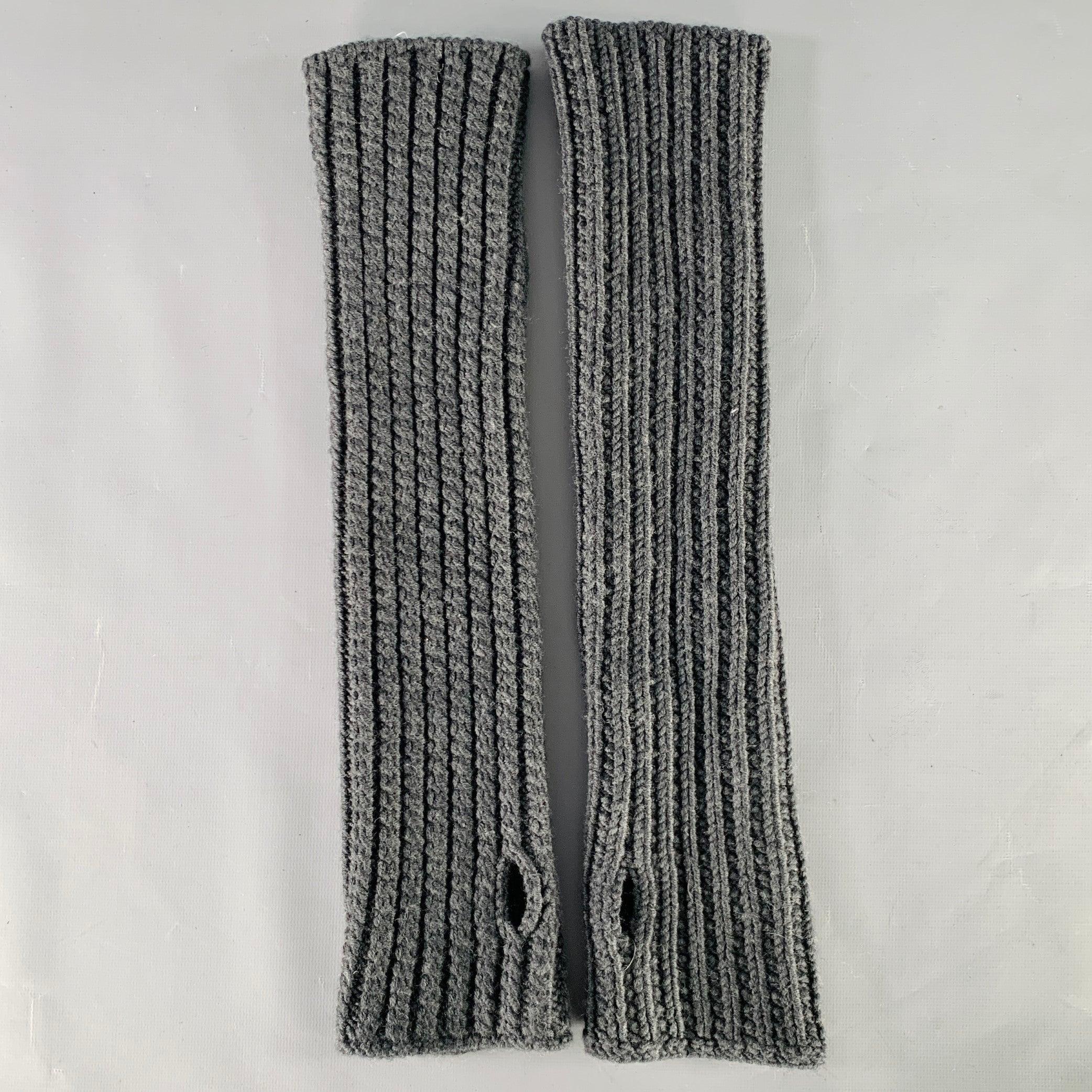 JOHN VARVATOS * U.S.A. arm warmers
in a charcoal grey merino wool rib knit featuring a fingerless style.Very Good Pre-Owned Condition. 

Marked:   OS 

Measurements: 
  Width: 3.25 inches Length: 17.5 inches  
  
  
 
Sui Generis Reference: