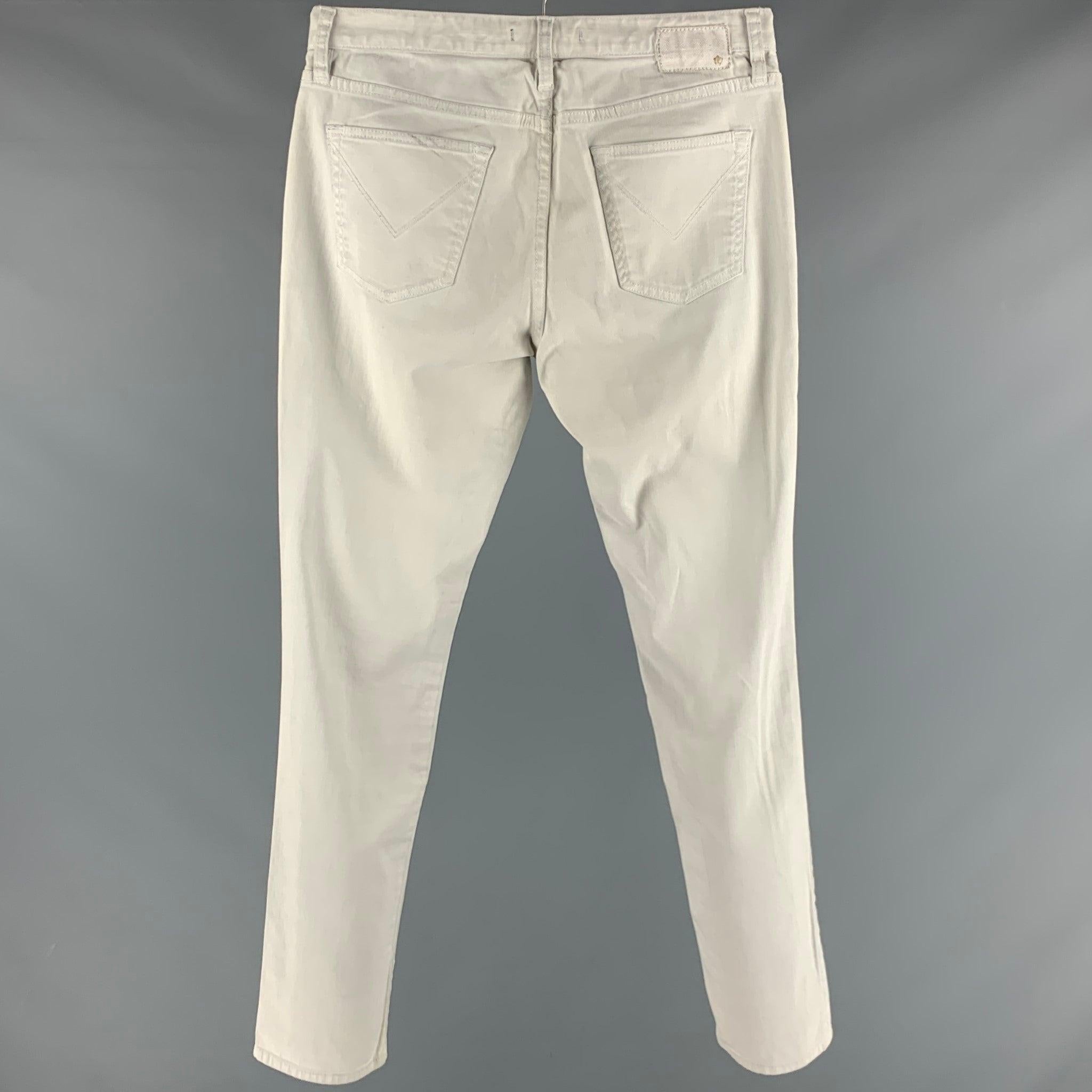 JOHN VARVATOS * U.S.A. Jeans
aus hellblauem Baumwollgemisch mit Nietenbesatz an den Seiten, fünf Taschen und Schlitz mit Knopfverschluss. Mäßige Gebrauchsspuren. 

Markiert:   31 

Abmessungen: 
  Taille: 31 Zoll Steigung: 8 Zoll Innennaht: 33 Zoll