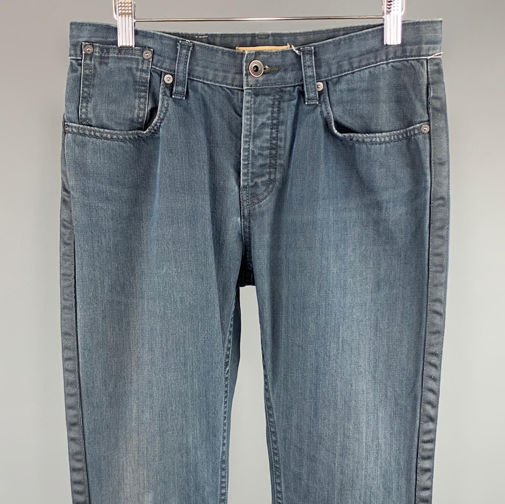 JOHN VARVATOS *U.S.A jeans comes in a navy solid cotton featuring a flat front style and a button fly closure. 
 

Excellent Pre-Owned Condition.
Marked: 31 RG

Measurements:

Waist: 31 in. 
Rise: 8 in. 
Inseam: 34 in. 

SKU: 98138
Category: