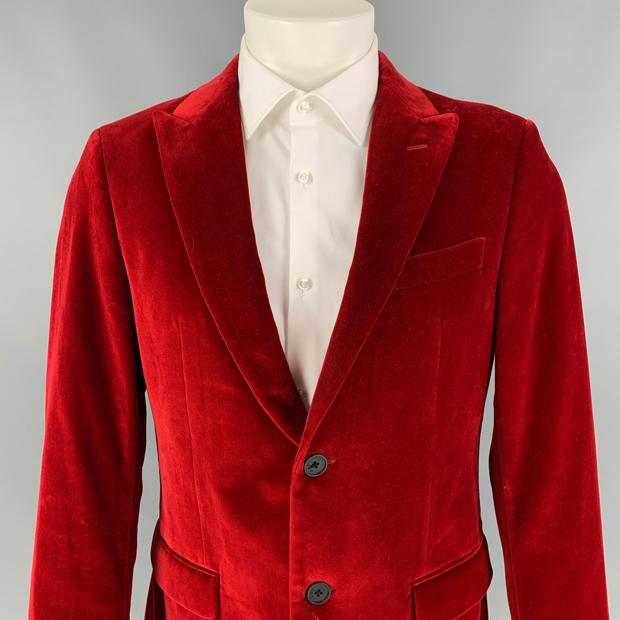 JOHN VARVATOS *U.S.A sport coat comes in a red velvet cotton with a full liner featuring a peak lapel, flap pockets, double back vent, and a double button closure.

Very Good Pre-Owned Condition.
Marked: 40 R

Measurements:

Shoulder: 17.5