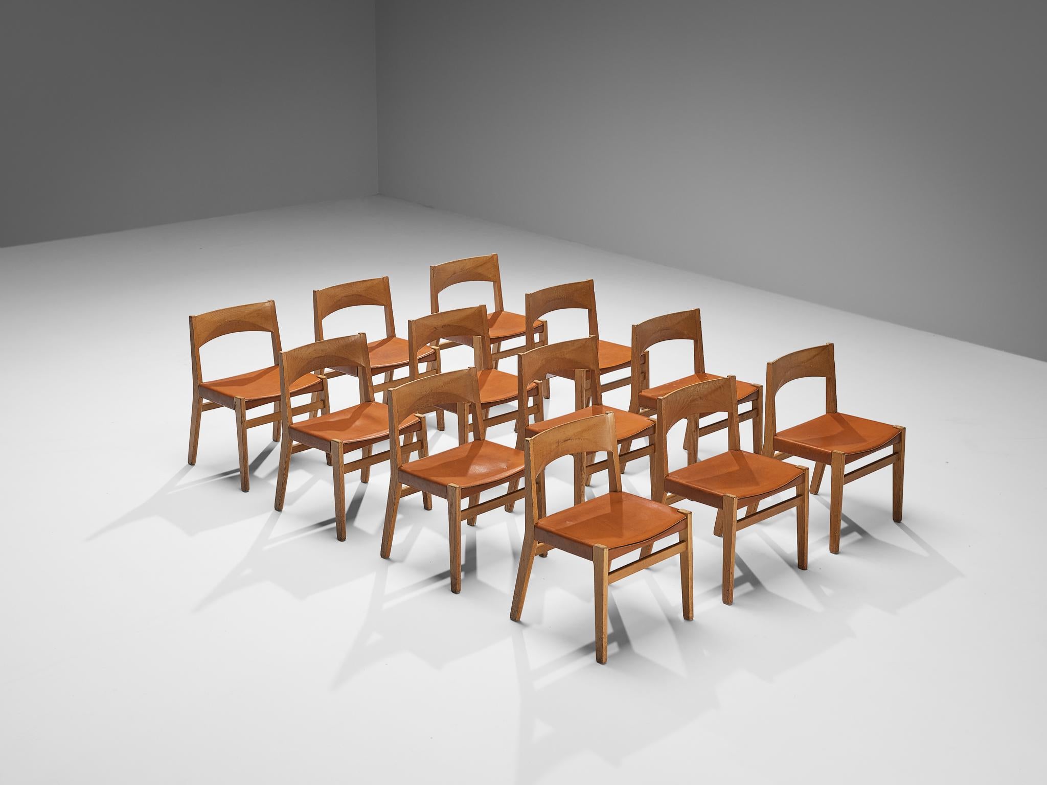 John Vedel Rieper pour Källemo, ensemble de douze chaises de salle à manger, chêne, cuir, Danemark, années 1960

Ce design se caractérise par un cadre constructif aux lignes épurées et aux formes géométriques. L'assise est recouverte de cuir cognac