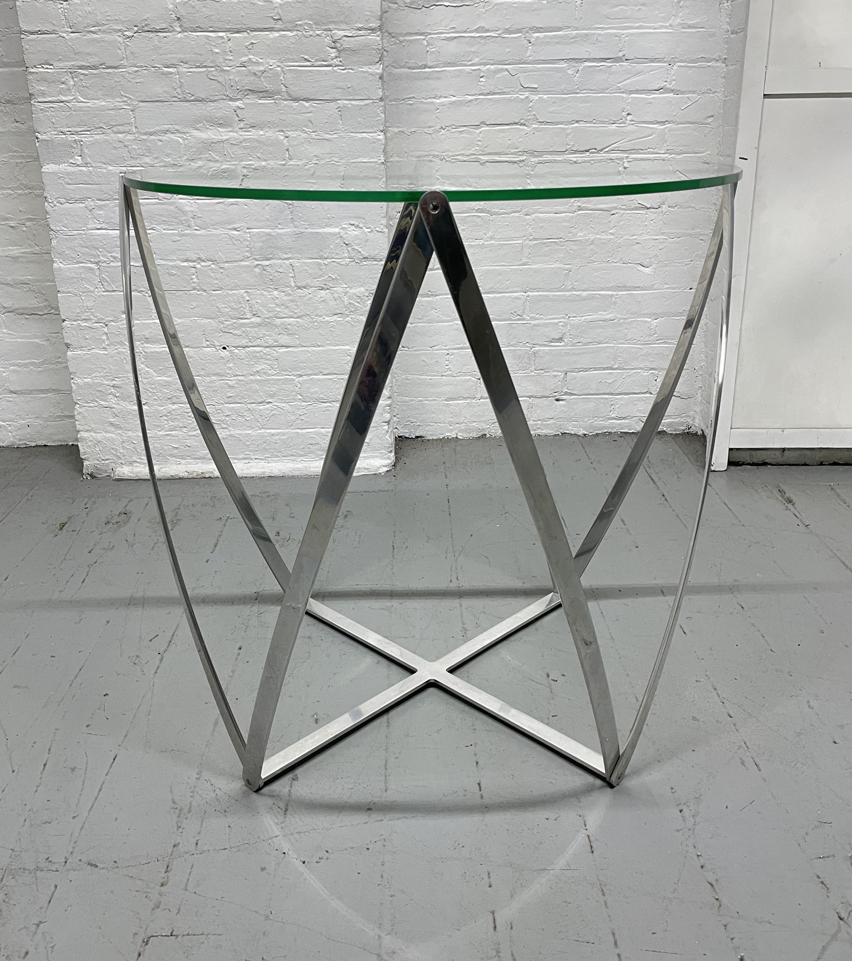 Mesa auxiliar con carrete de aluminio y cristal John Vesey.  Mesa auxiliar de aluminio pulido y tapa de cristal.  Esta es la versión más grande de la mesa John Vesey Spool. 