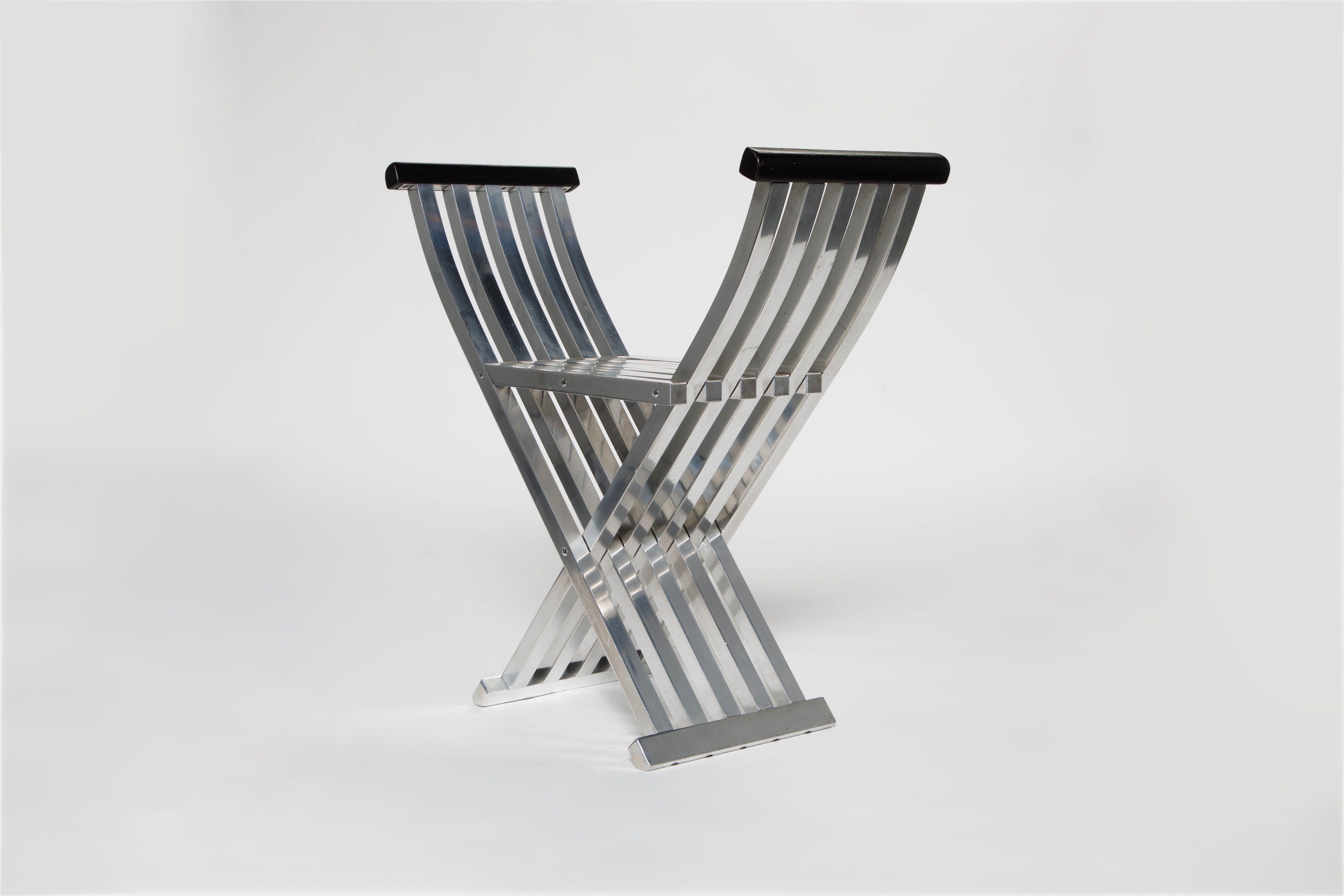 Aluminium Banc de style Directoire pliant en aluminium et noyer de John Vesey, vers 1958 en vente