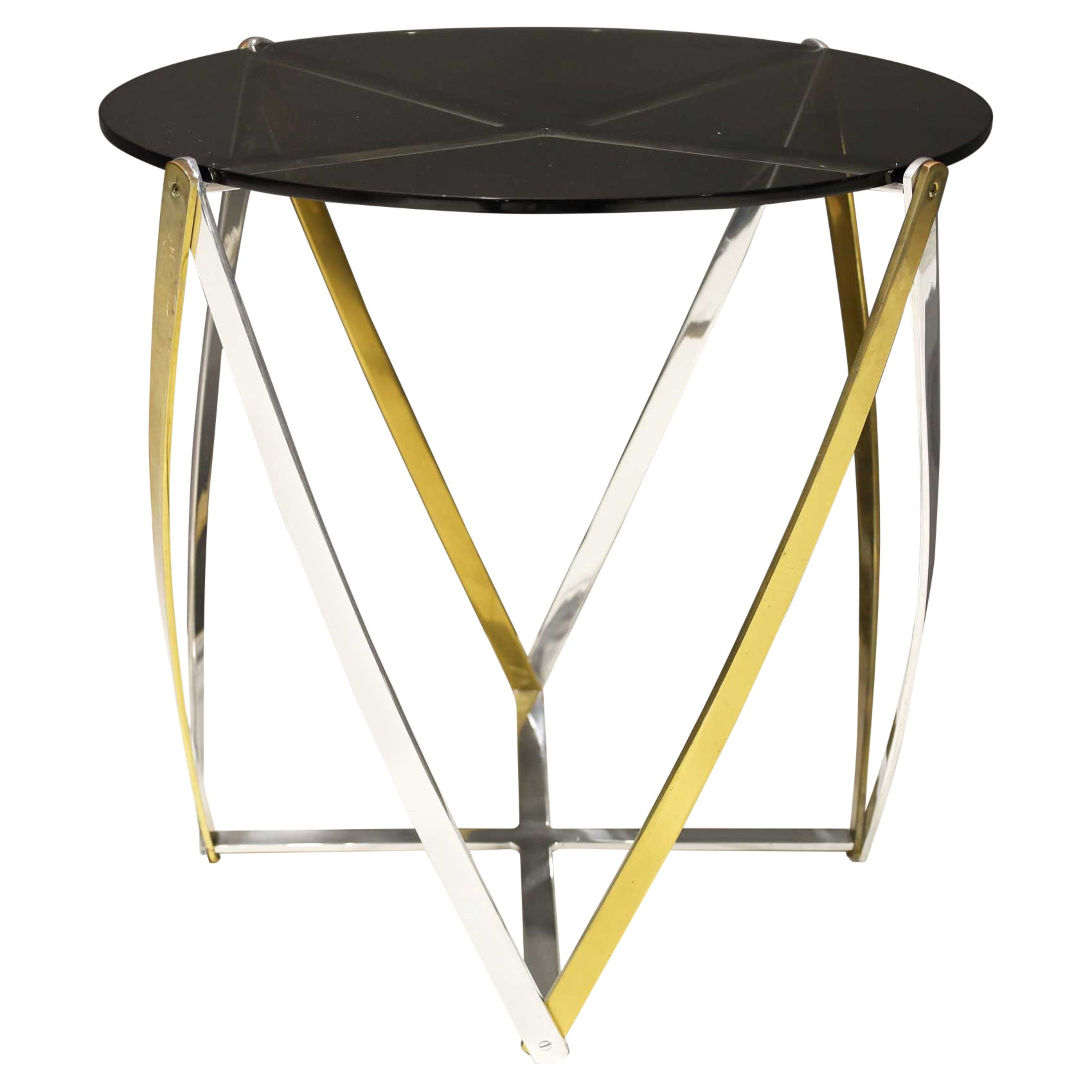 Table d'extrémité en laiton et aluminium brossé John Vesey des années 1970, plateau en verre fumé