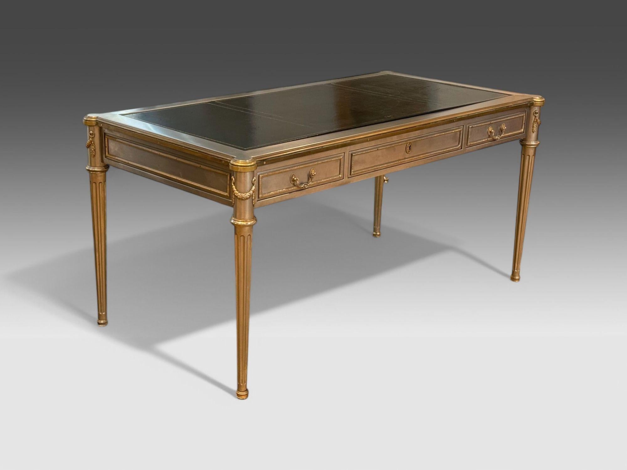 John Vesey, Hollywood Regency, Style Louis XVI, Acier, Bronze, Rare Bureau Plat Writing Desk, USA, 1960s

Bureau d'inspiration Hollywood Regency de John Vesey (américain 1924-1992) dans le style Louis XVI français. Ce bureau est doté d'un cadre en