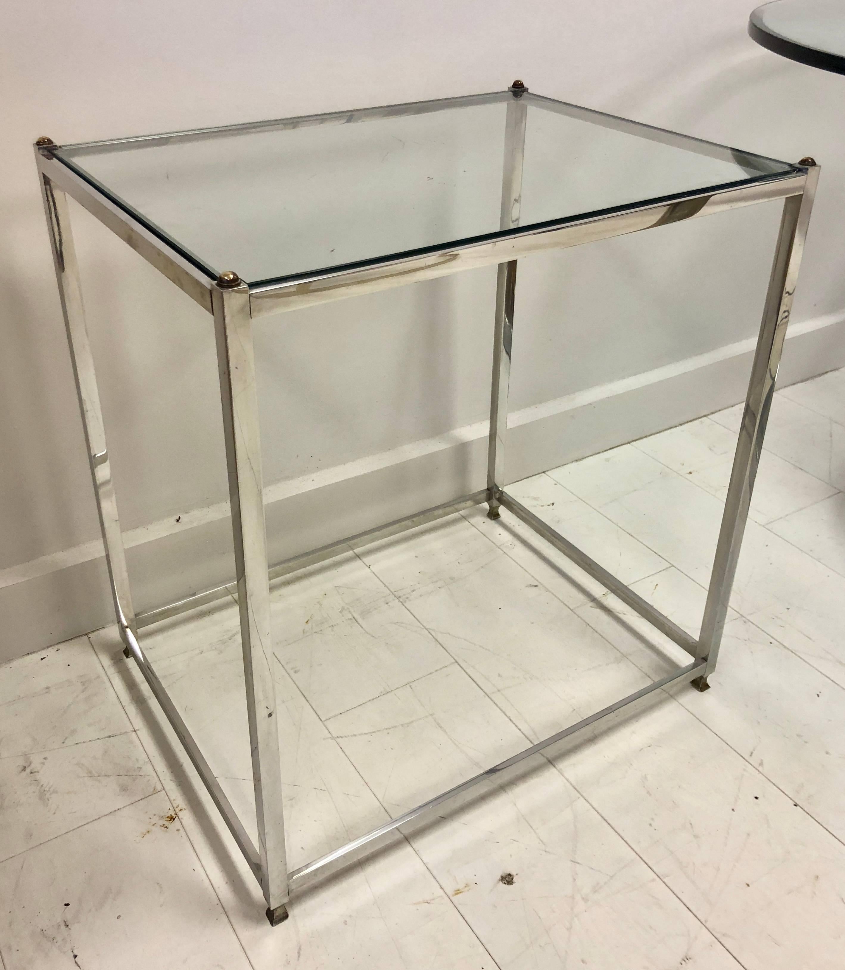Zweistöckiger Tisch aus verchromtem Stahl und Glas mit bronzefarbenen Endstücken und skulptural geformten Füßen.
