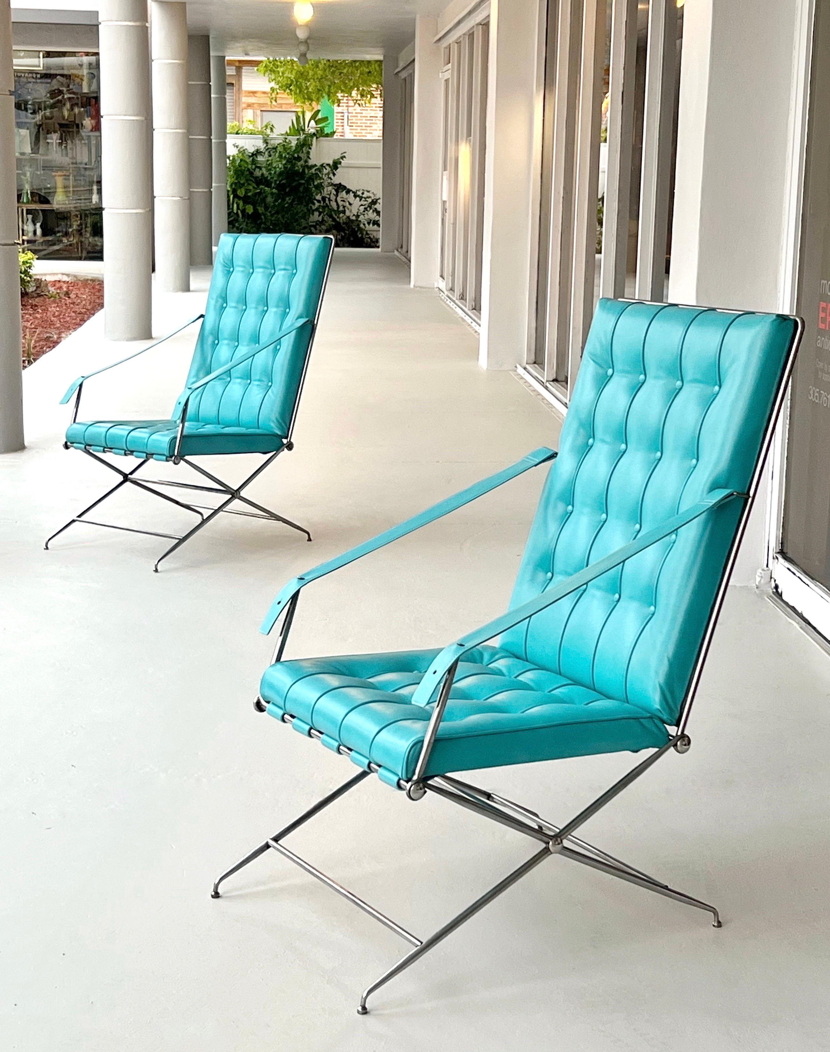 John Vesey paire de chaises de campagne napoléoniennes en cuir bleu et acier Bon état - En vente à Miami, FL