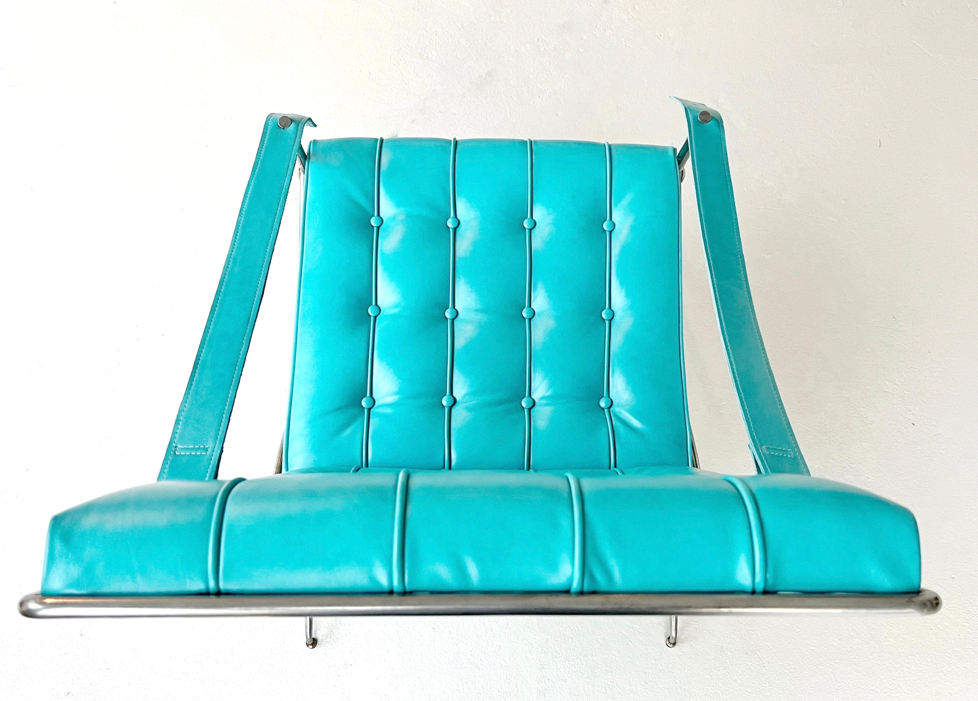 John Vesey paire de chaises de campagne napoléoniennes en cuir bleu et acier en vente 1