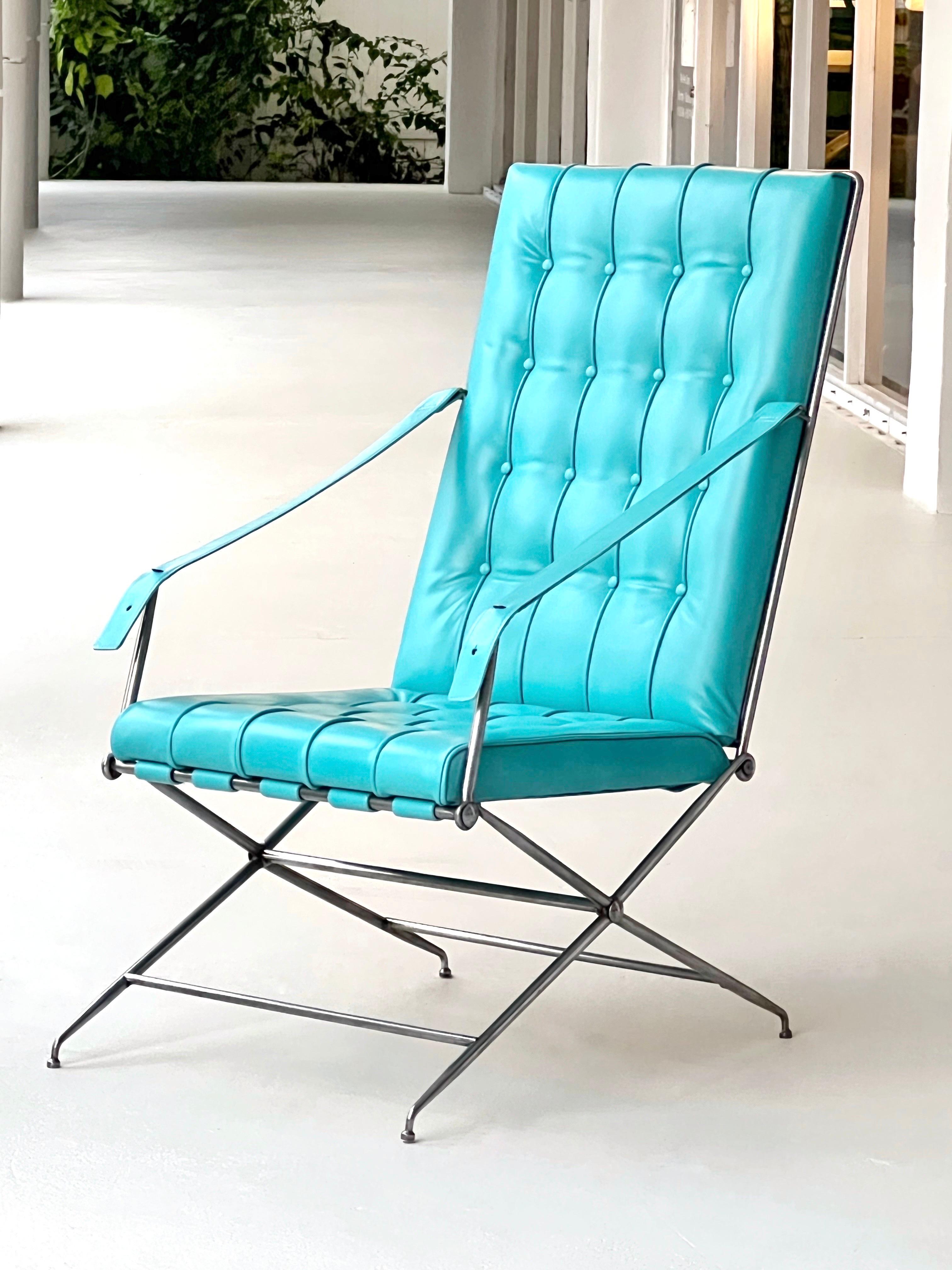John Vesey paire de chaises de campagne napoléoniennes en cuir bleu et acier en vente 3