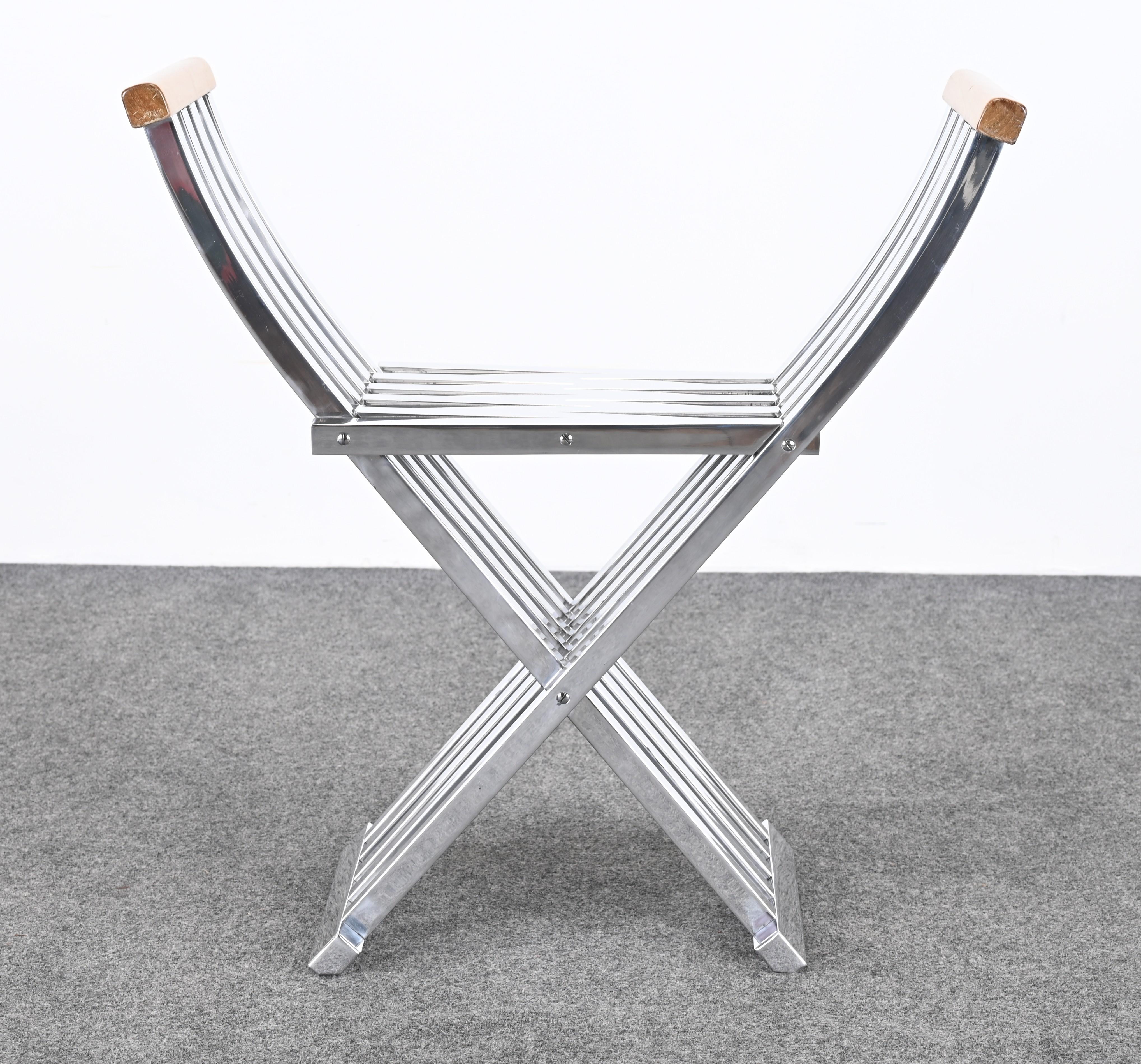 Una panchina modernista di John Vesey del 1958 circa. La panchina pieghevole è realizzata in alluminio lucido e presenta un accento in legno d'acero. Il banco è noto per la precisione artigianale ed è ricercato da molti designer. Si tratta di una