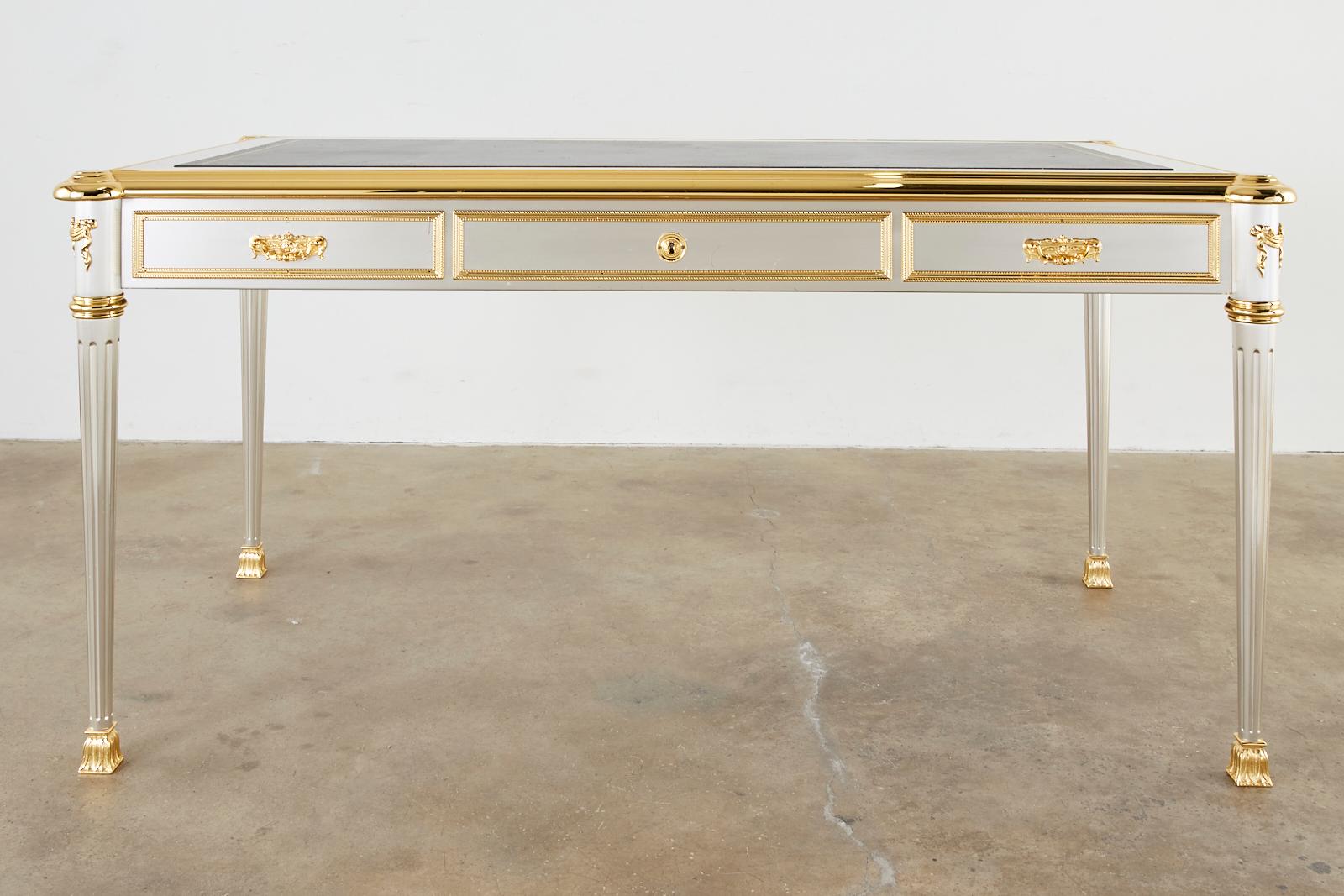 Extraordinaire table d'écriture, bureau ou plateau de bureau en acier inoxydable et en bronze du milieu du siècle dernier, conçu par John Vesey (Américain 1924-1992). Réalisée dans le style néoclassique français Louis XVI, elle présente des