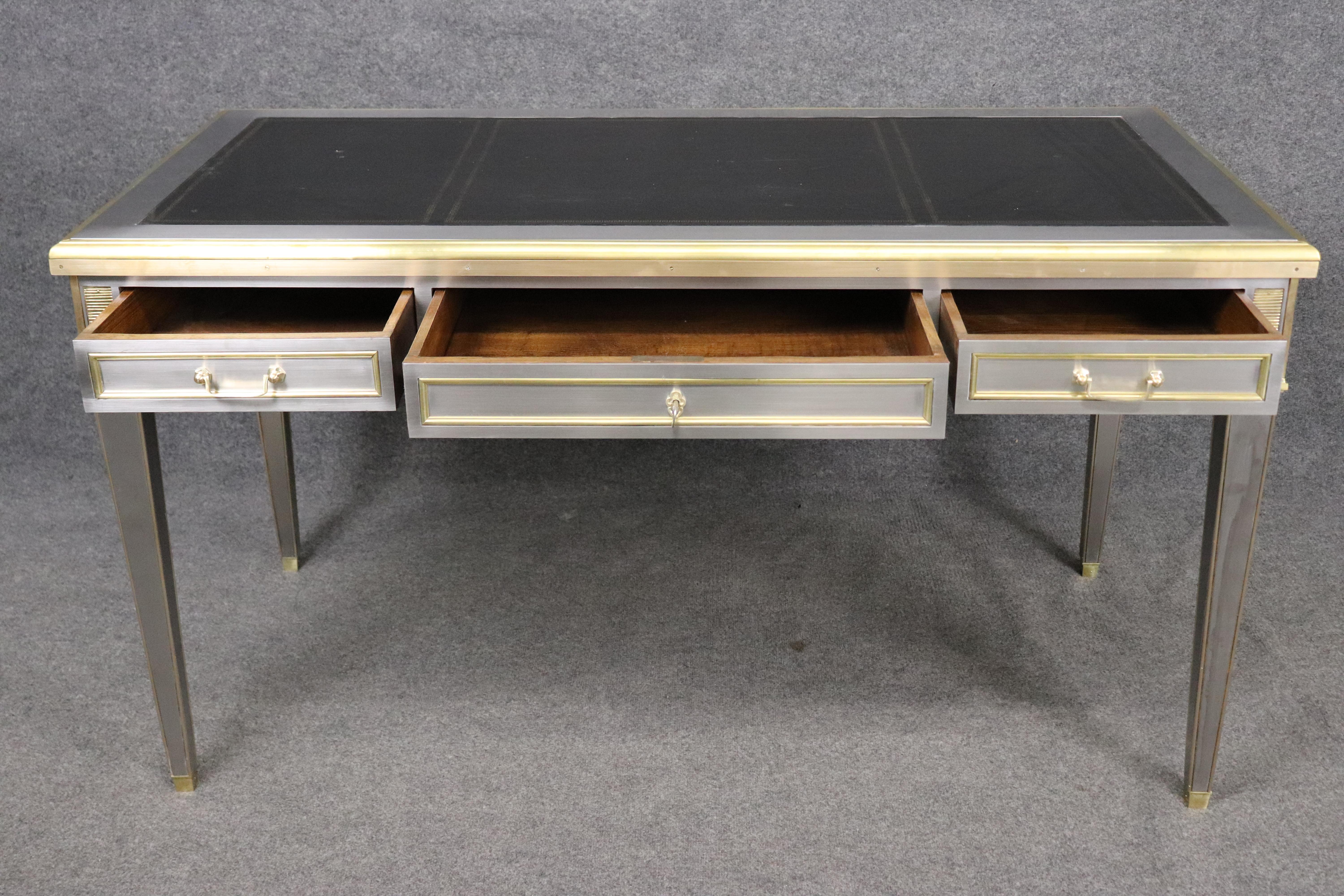 Scrivania direzionale in stile John Vesey in ottone e acciaio con piano in pelle goffrata in vendita 3