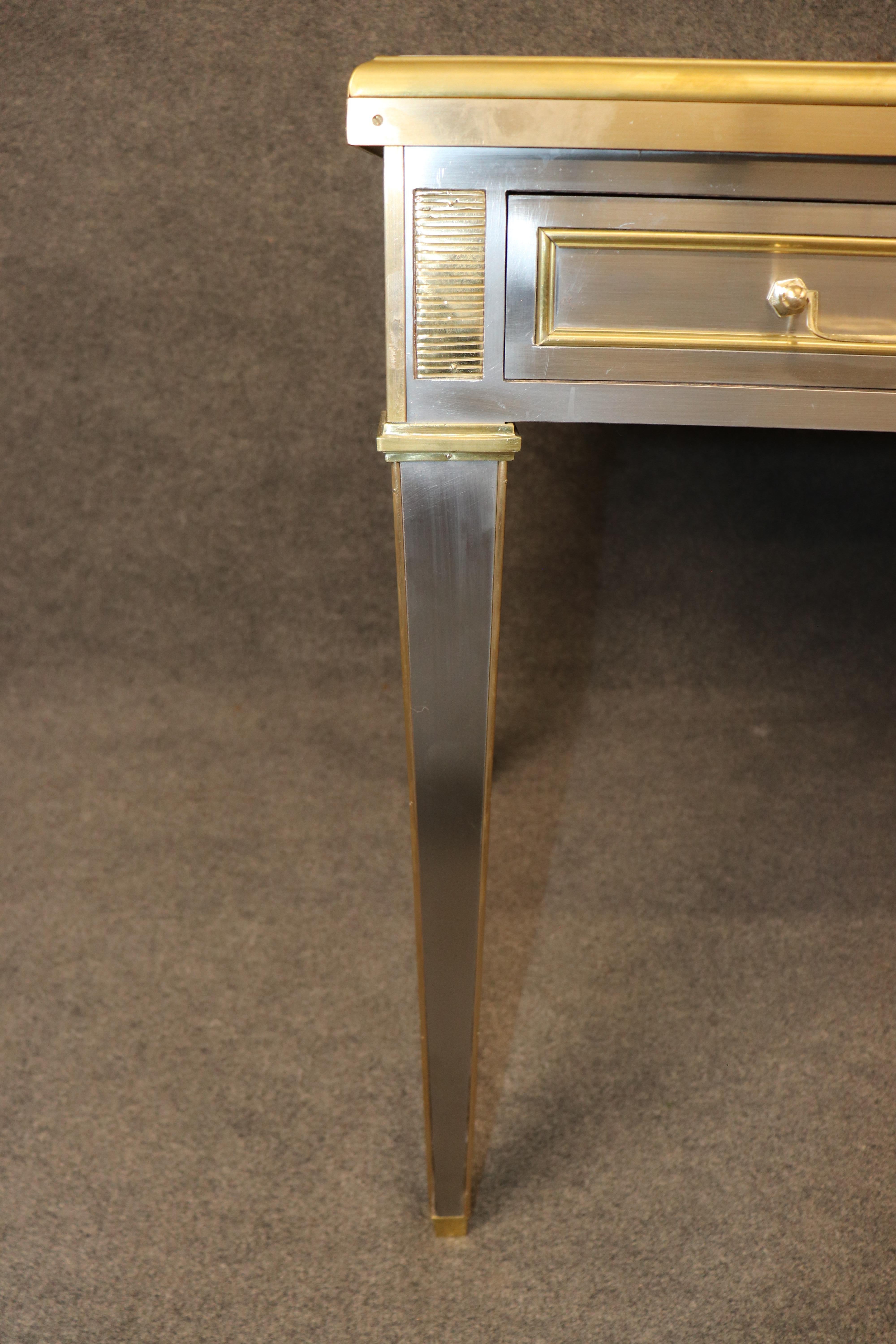 Scrivania direzionale in stile John Vesey in ottone e acciaio con piano in pelle goffrata in vendita 6