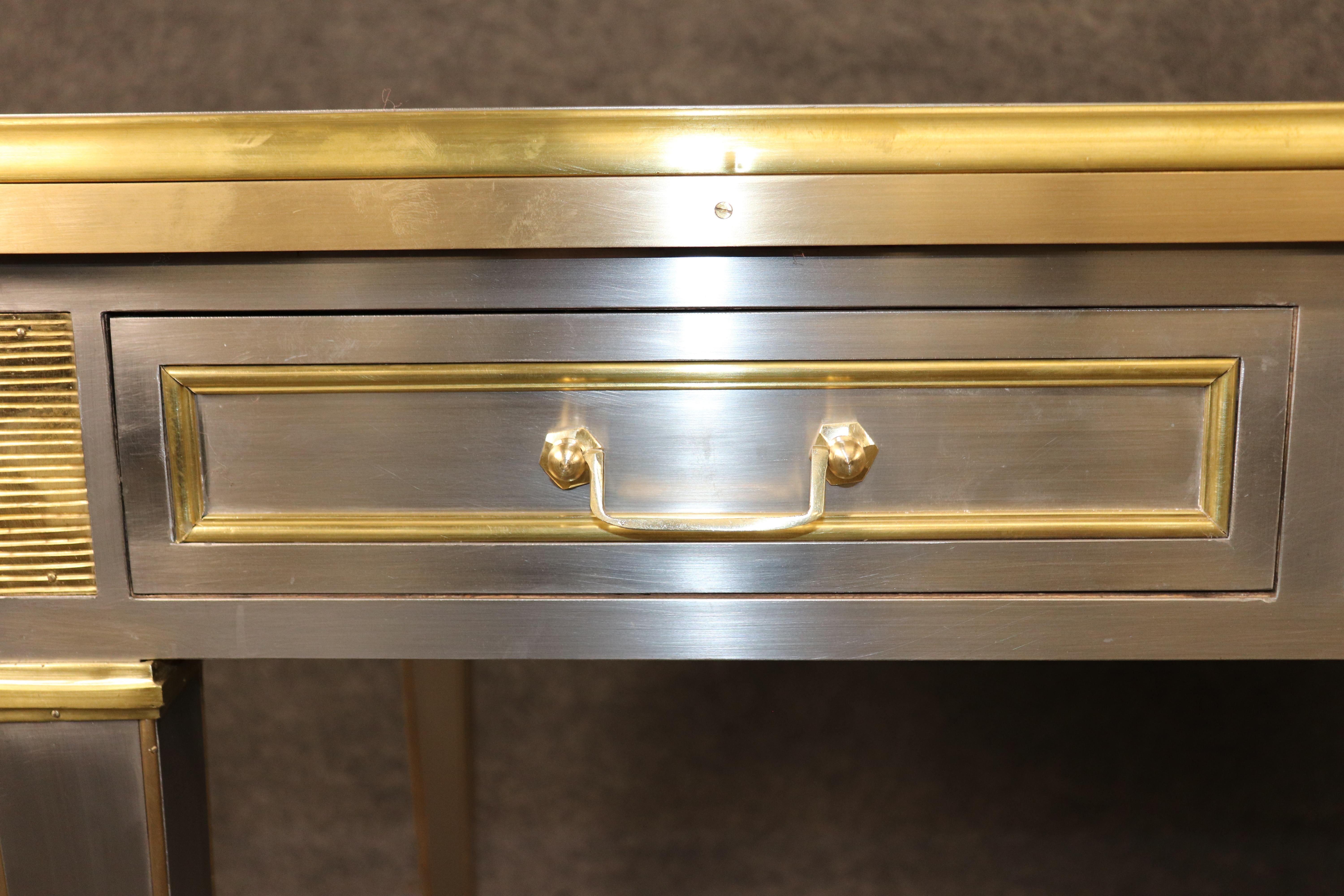 Scrivania direzionale in stile John Vesey in ottone e acciaio con piano in pelle goffrata in vendita 8