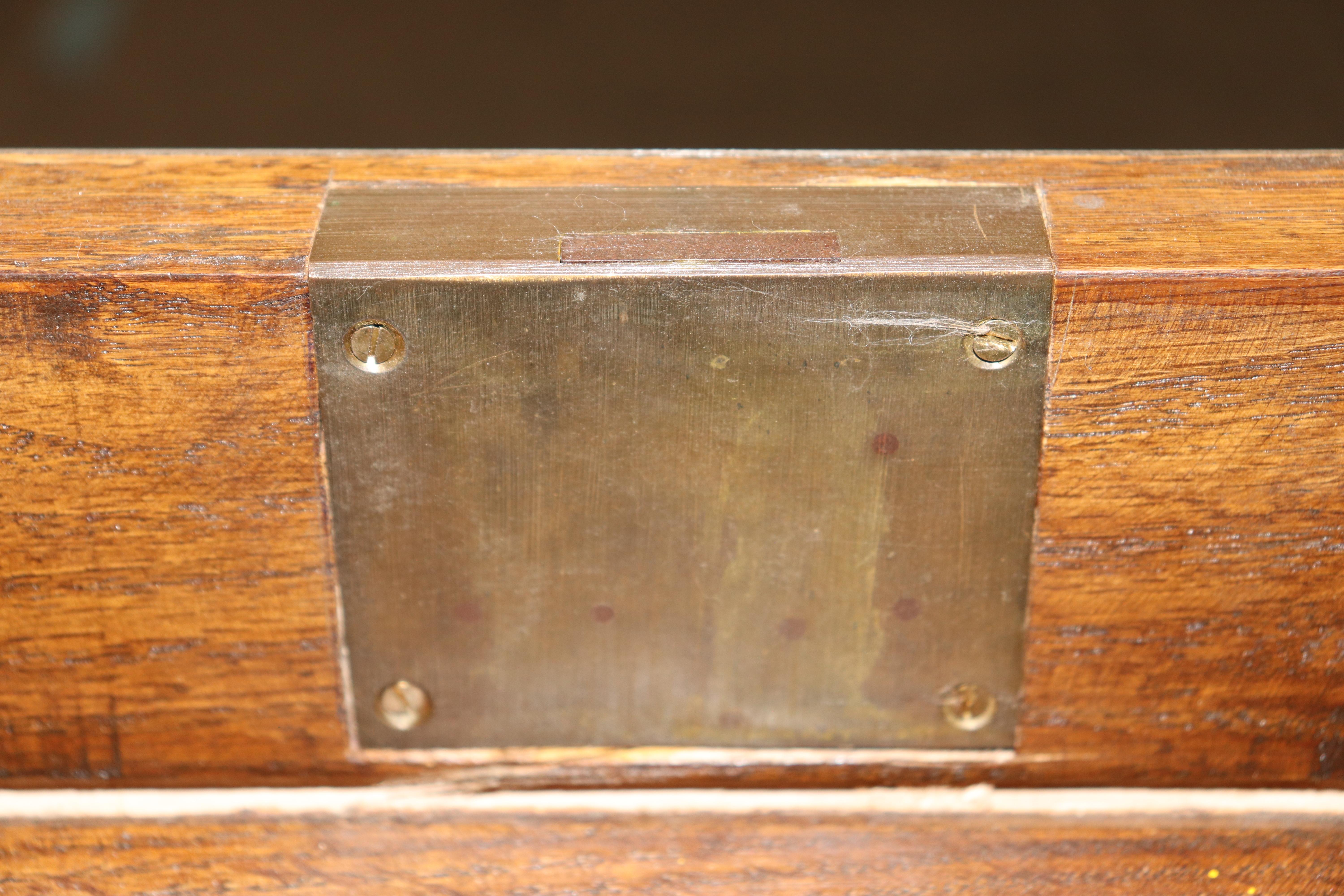 Scrivania direzionale in stile John Vesey in ottone e acciaio con piano in pelle goffrata in vendita 10