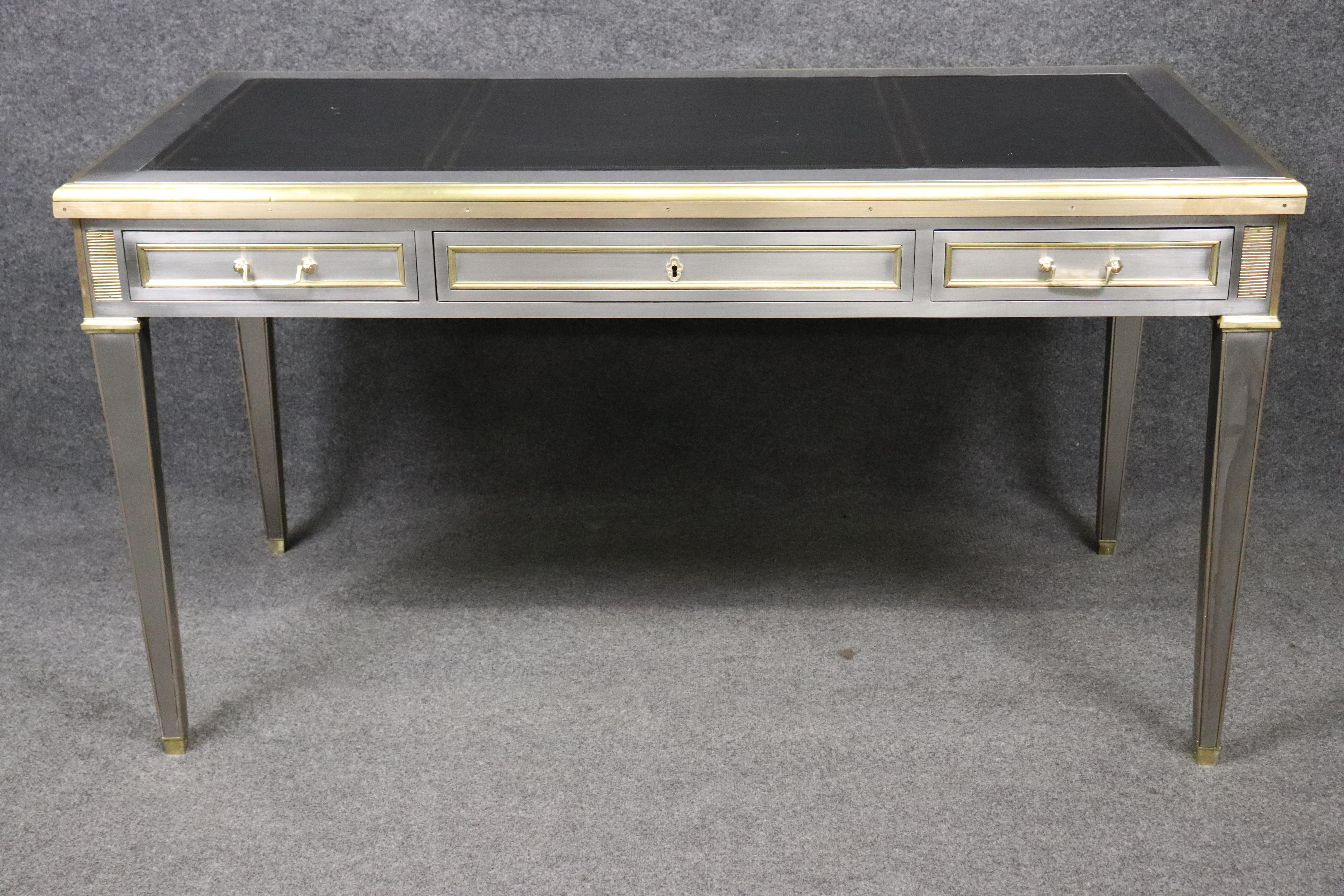 Direttorio Scrivania direzionale in stile John Vesey in ottone e acciaio con piano in pelle goffrata in vendita