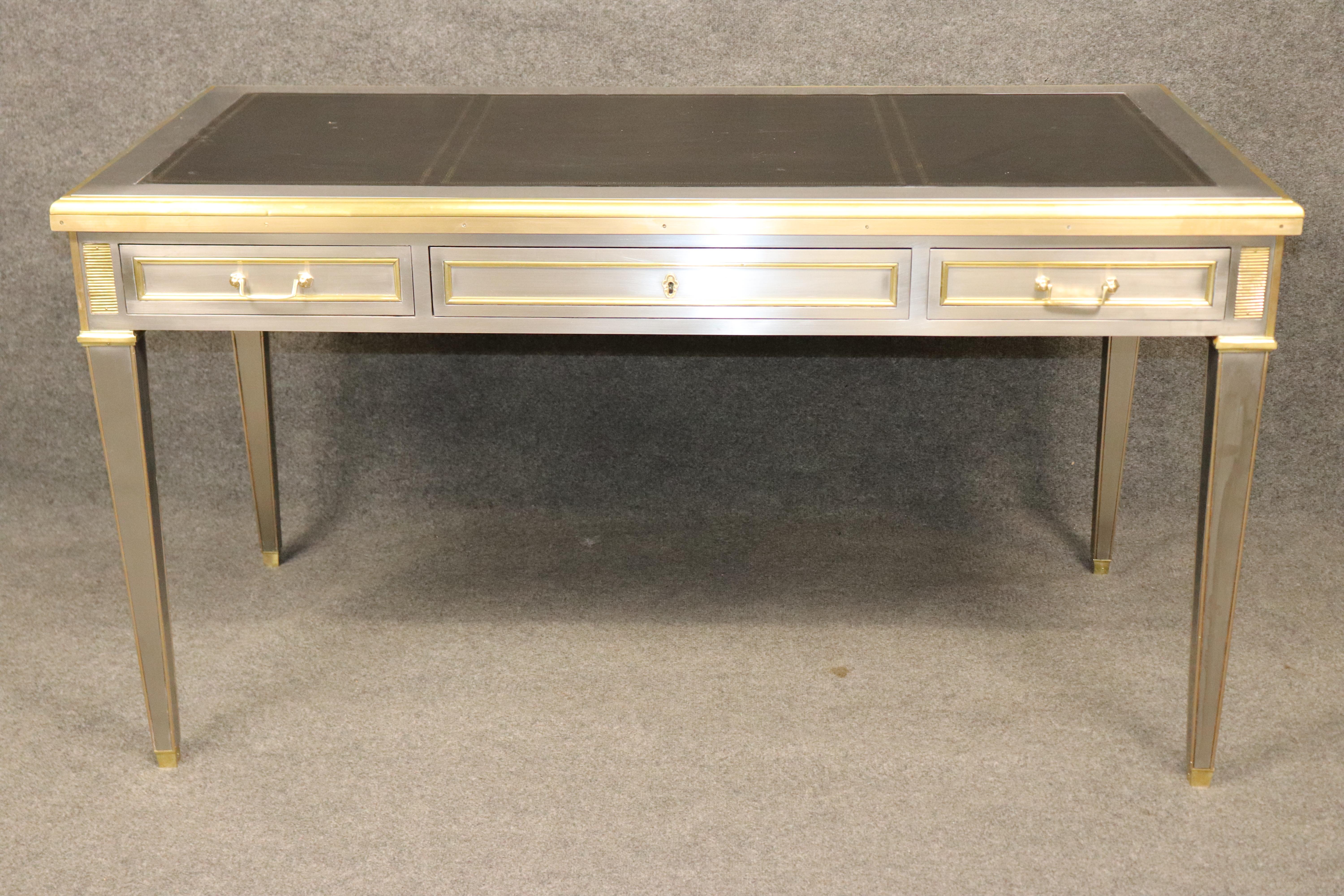 Europeo Scrivania direzionale in stile John Vesey in ottone e acciaio con piano in pelle goffrata in vendita