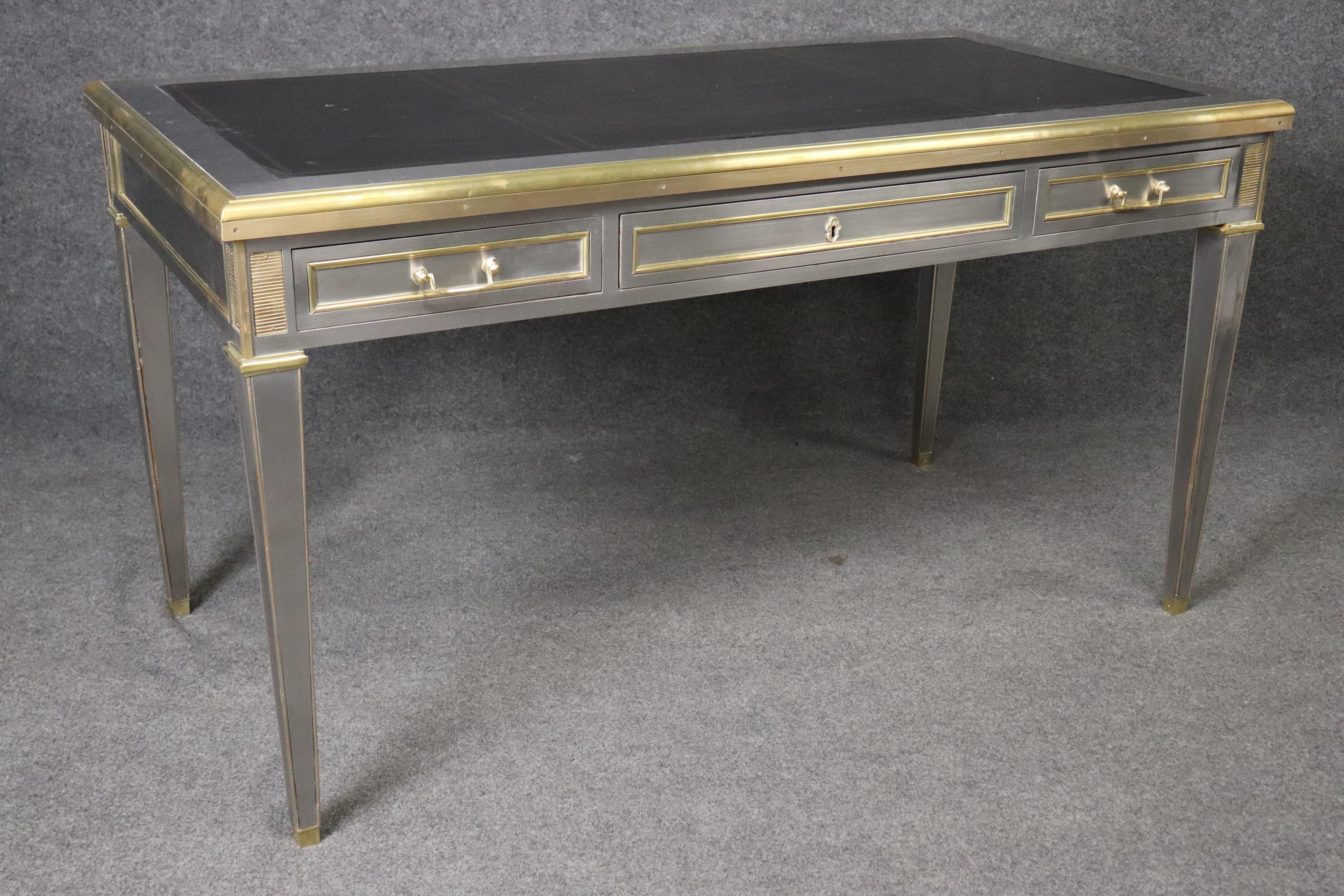 XXI secolo e contemporaneo Scrivania direzionale in stile John Vesey in ottone e acciaio con piano in pelle goffrata in vendita