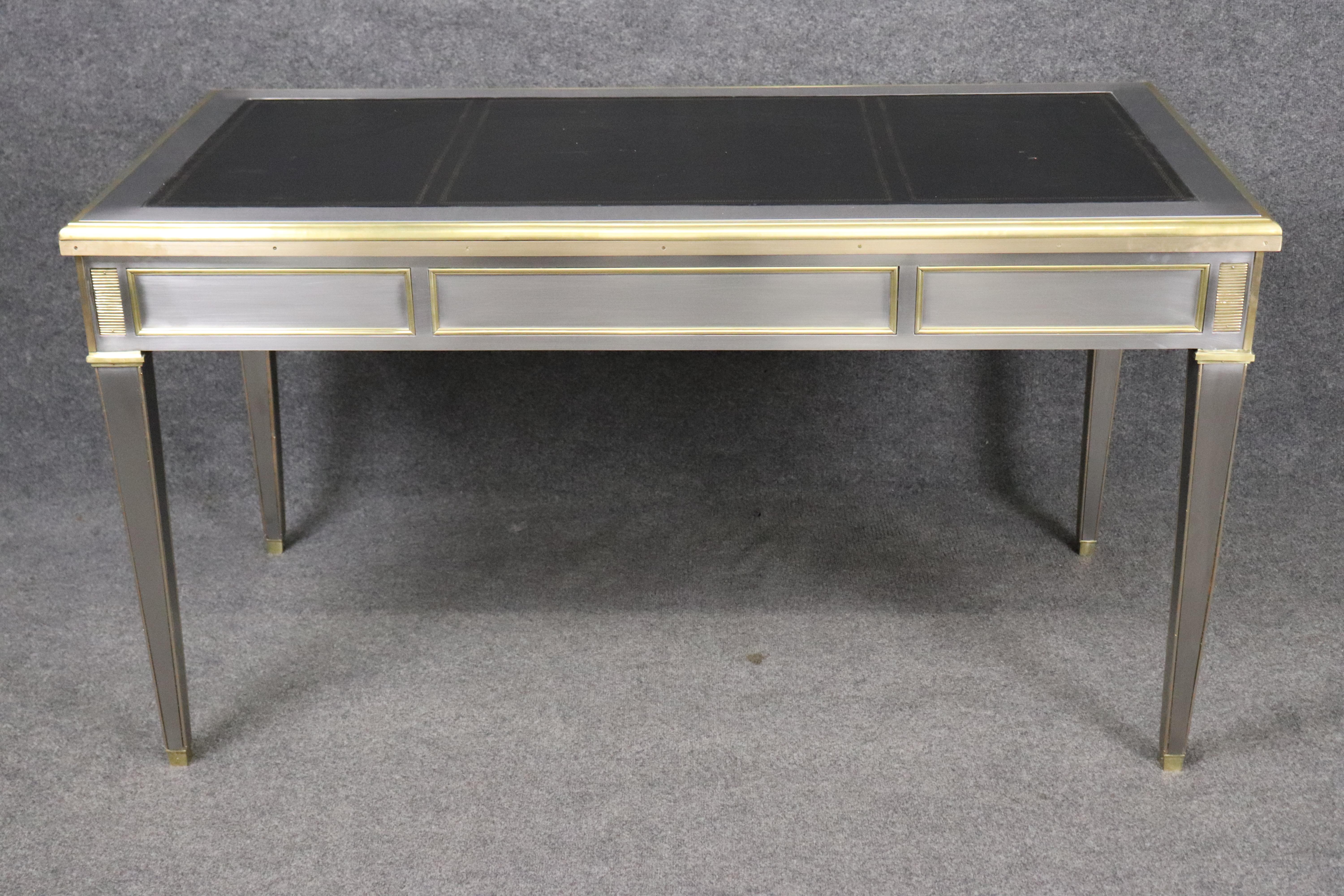 Scrivania direzionale in stile John Vesey in ottone e acciaio con piano in pelle goffrata in vendita 1