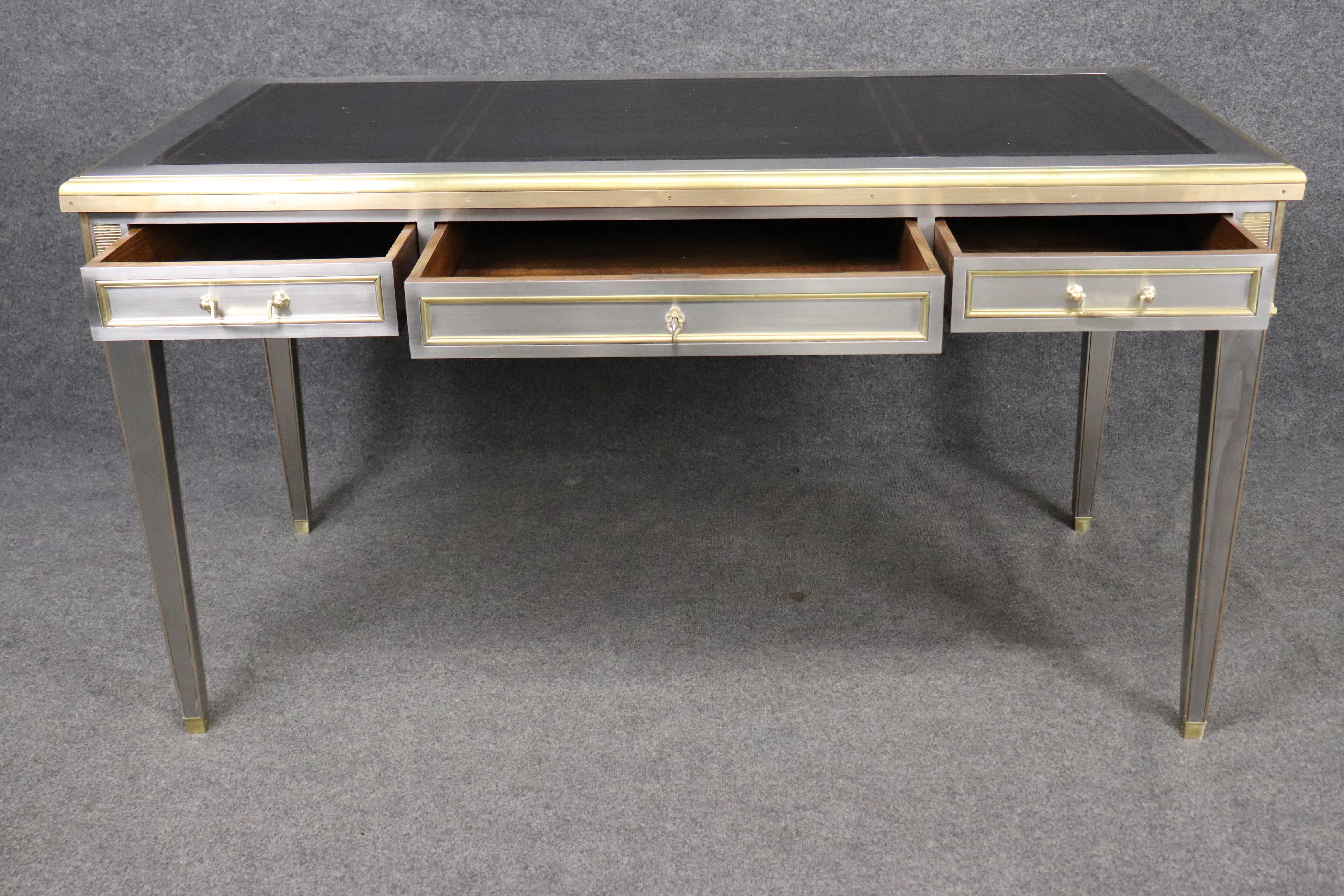 Scrivania direzionale in stile John Vesey in ottone e acciaio con piano in pelle goffrata in vendita 2