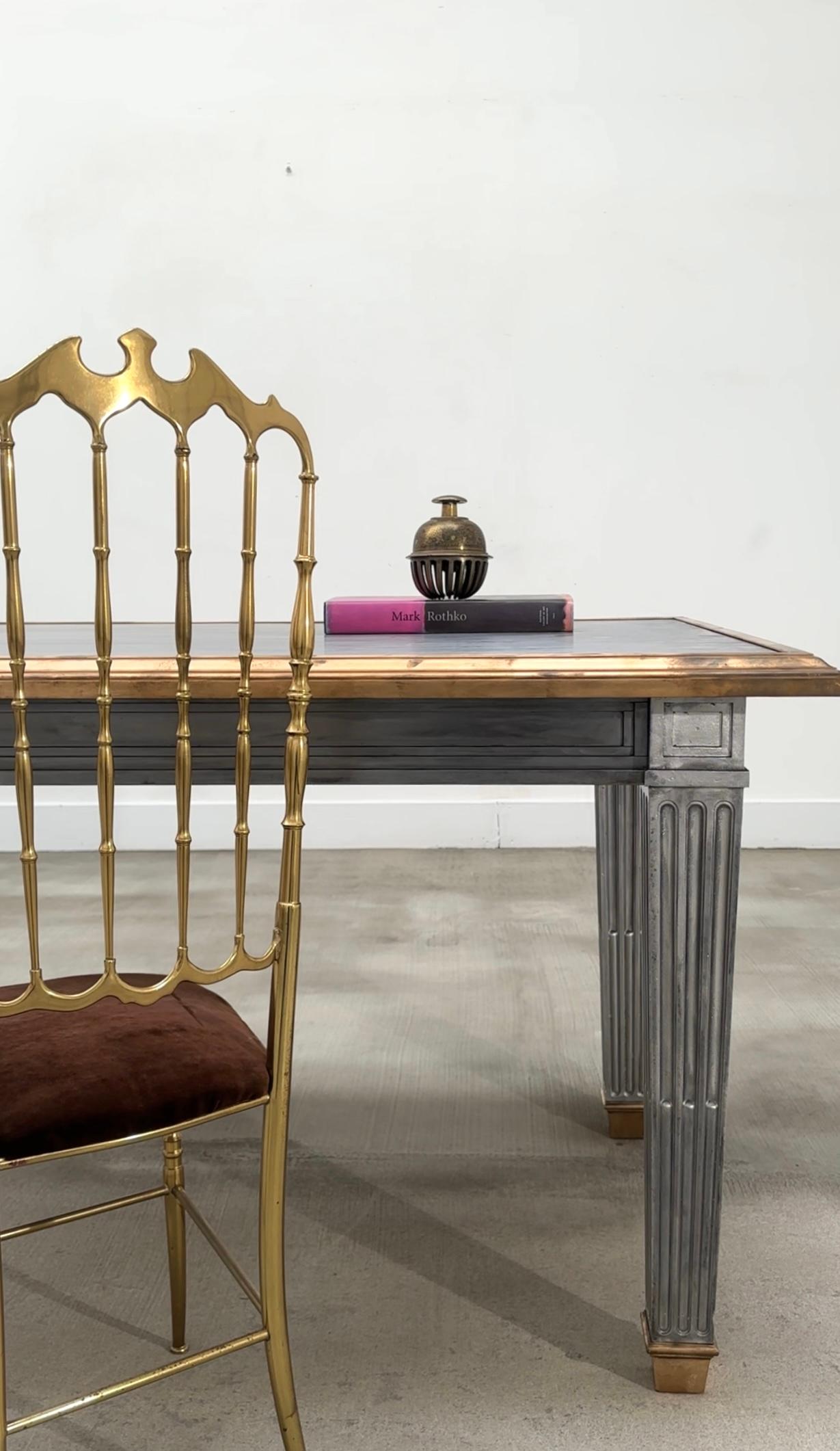 Fantastique table de bibliothèque ou bureau en acier de style néoclassique réalisé à la manière et dans le style de John Vesey (américain 1924-1992). Cet imposant bureau est doté d'une lourde structure en acier et d'une garniture en bronze patiné