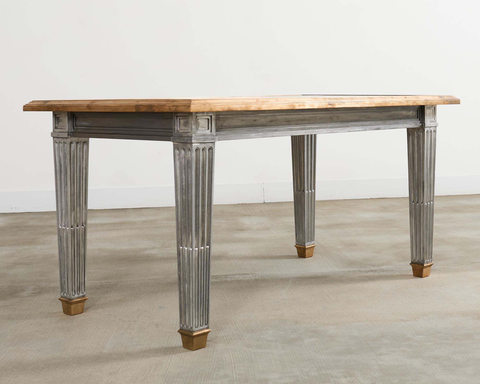 Néoclassique Table de bibliothèque en acier montée sur bronze de style John Vesey en vente