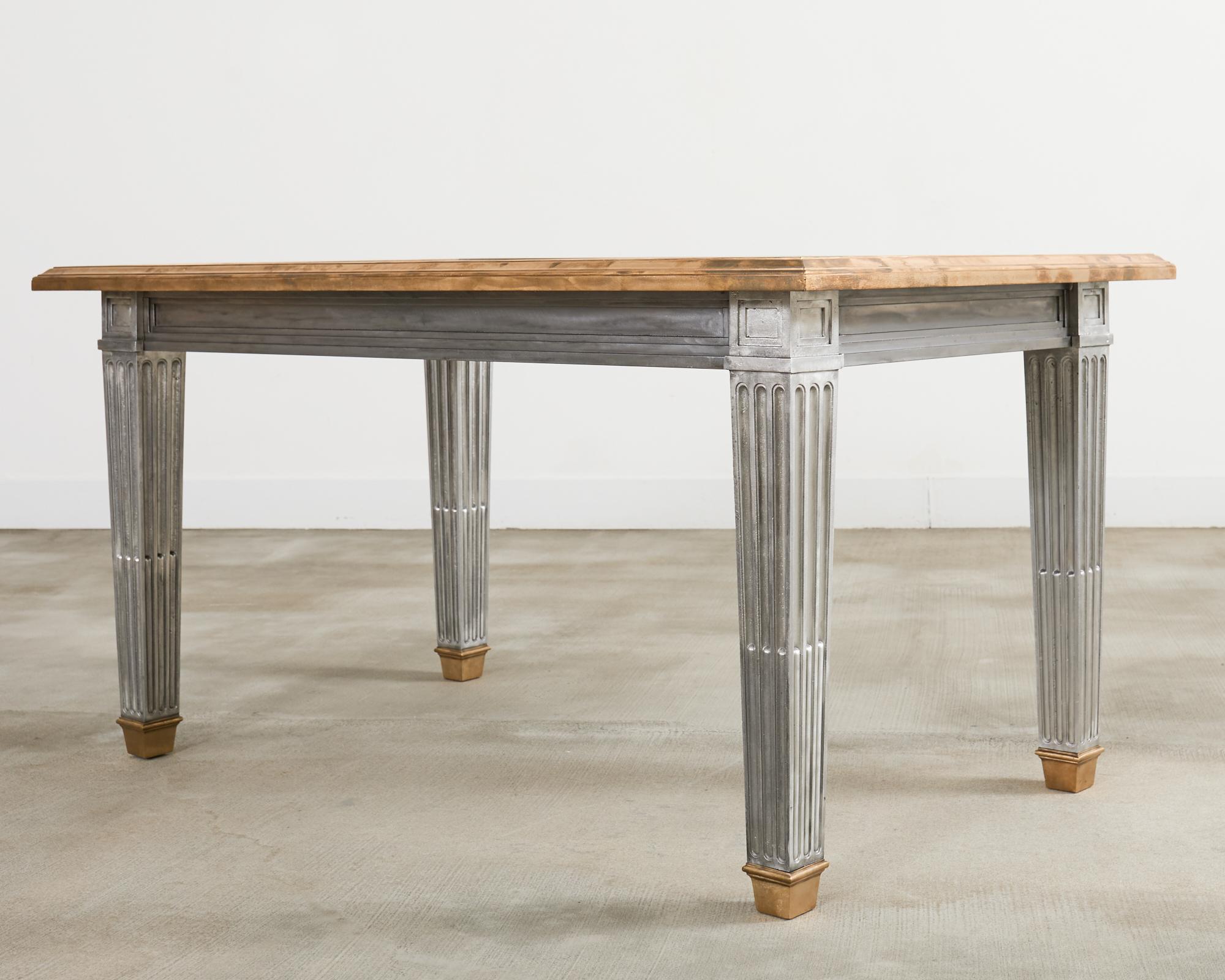 20ième siècle Table de bibliothèque en acier montée sur bronze de style John Vesey en vente