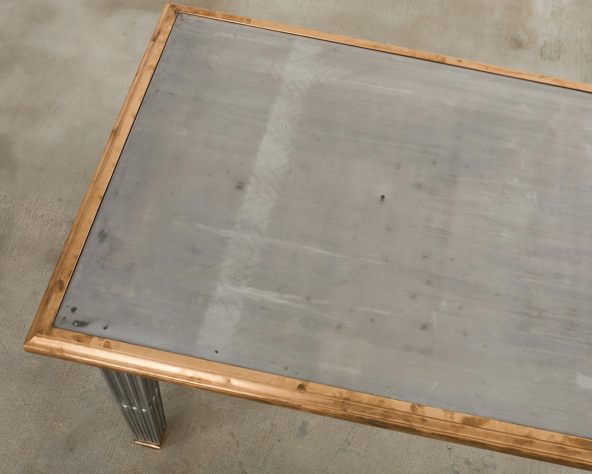 Bronze Table de bibliothèque en acier montée sur bronze de style John Vesey en vente