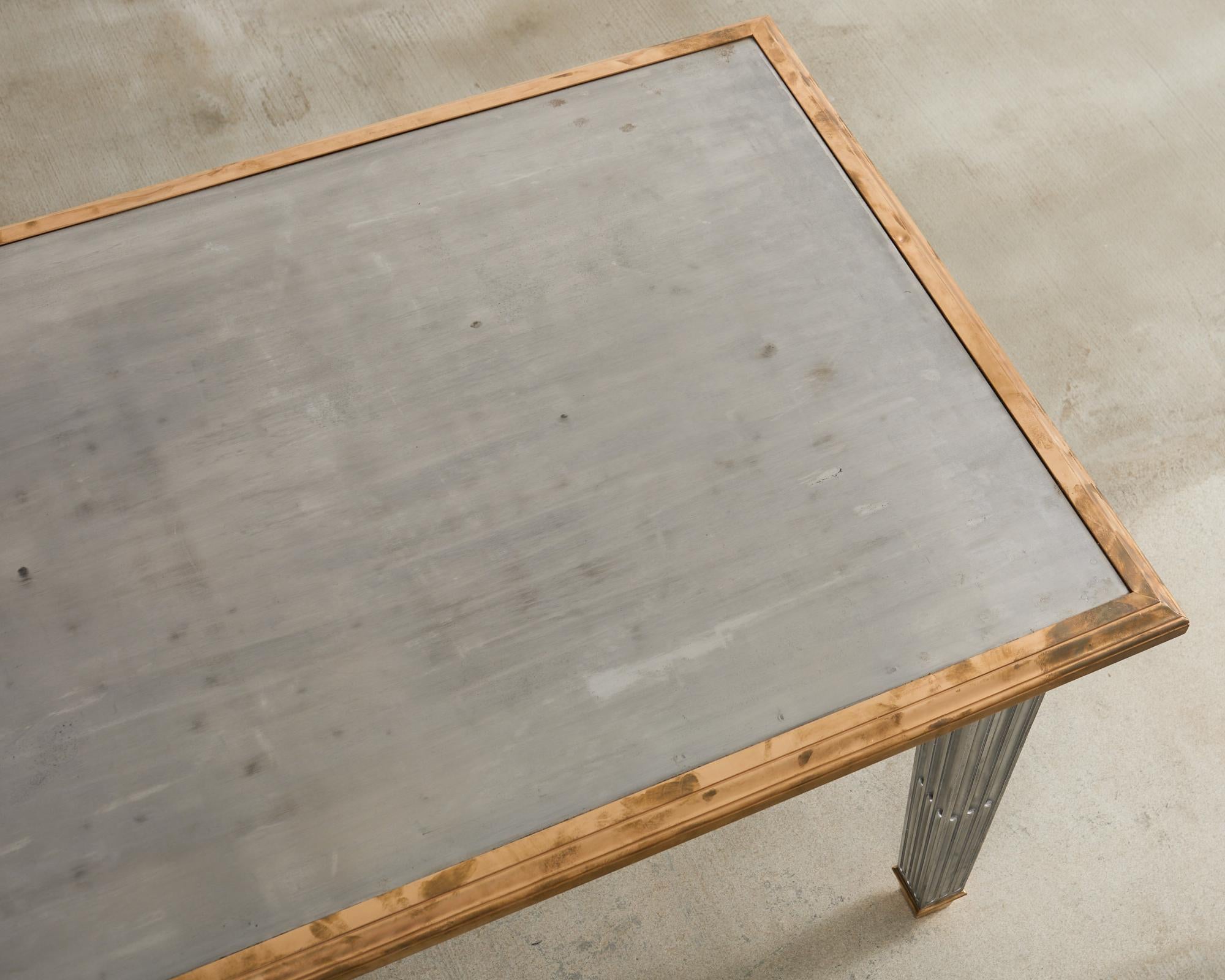 Table de bibliothèque en acier montée sur bronze de style John Vesey en vente 1