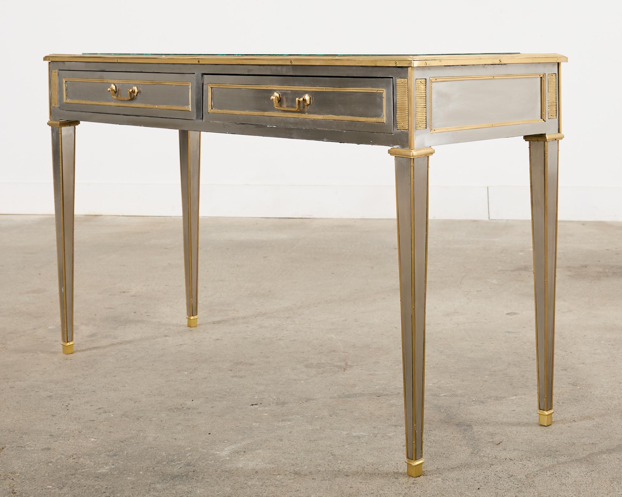 Impressionante tavolo da scrittura, scrivania o console rivestita in acciaio spazzolato e bronzo patinato, realizzata alla maniera e nello stile di John Vesey (americano 1924-1992). La scrivania è preceduta da due cassetti portaoggetti con tiretti