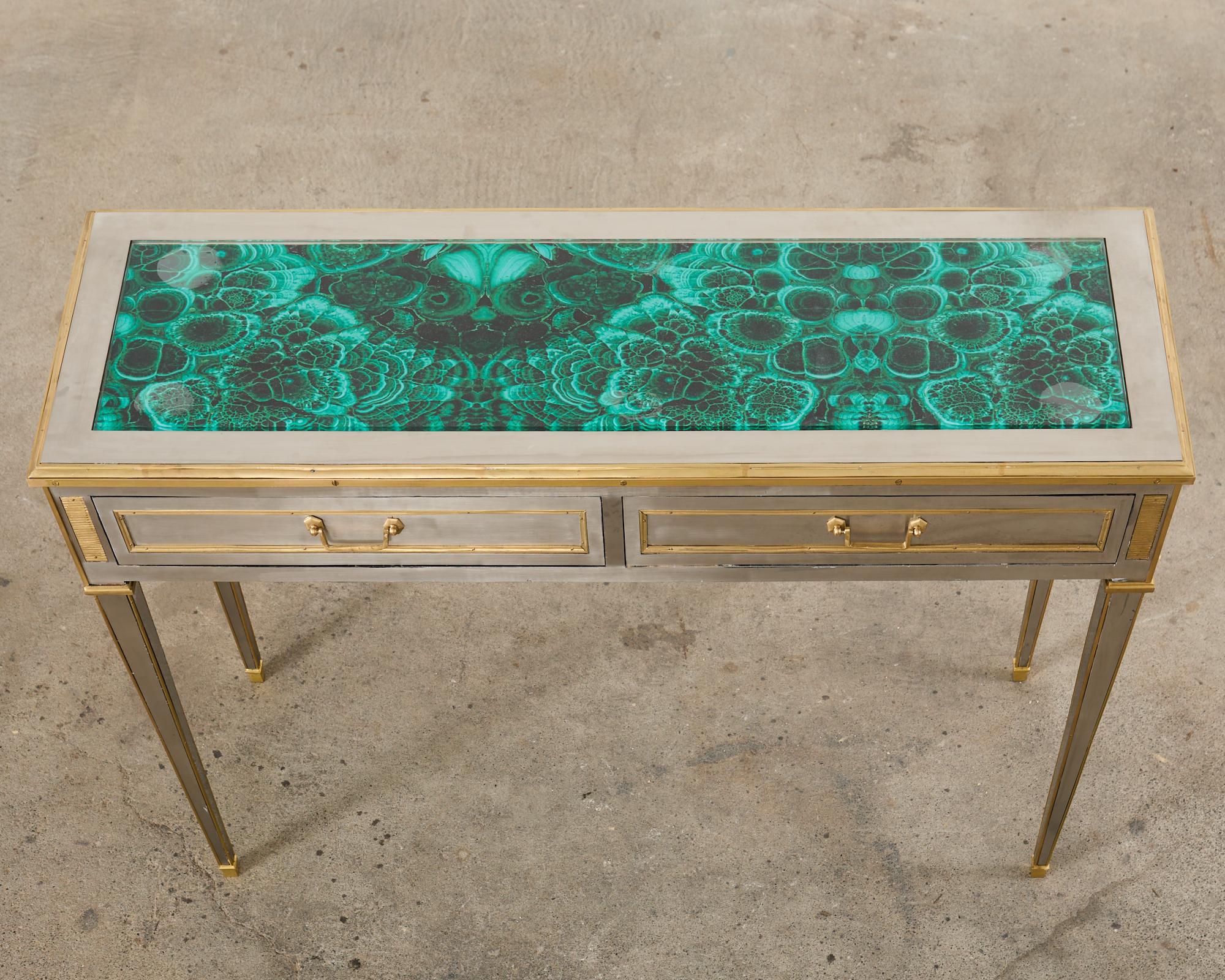 Neoclassico Scrivania console neoclassica in stile John Vesey in acciaio e bronzo. in vendita