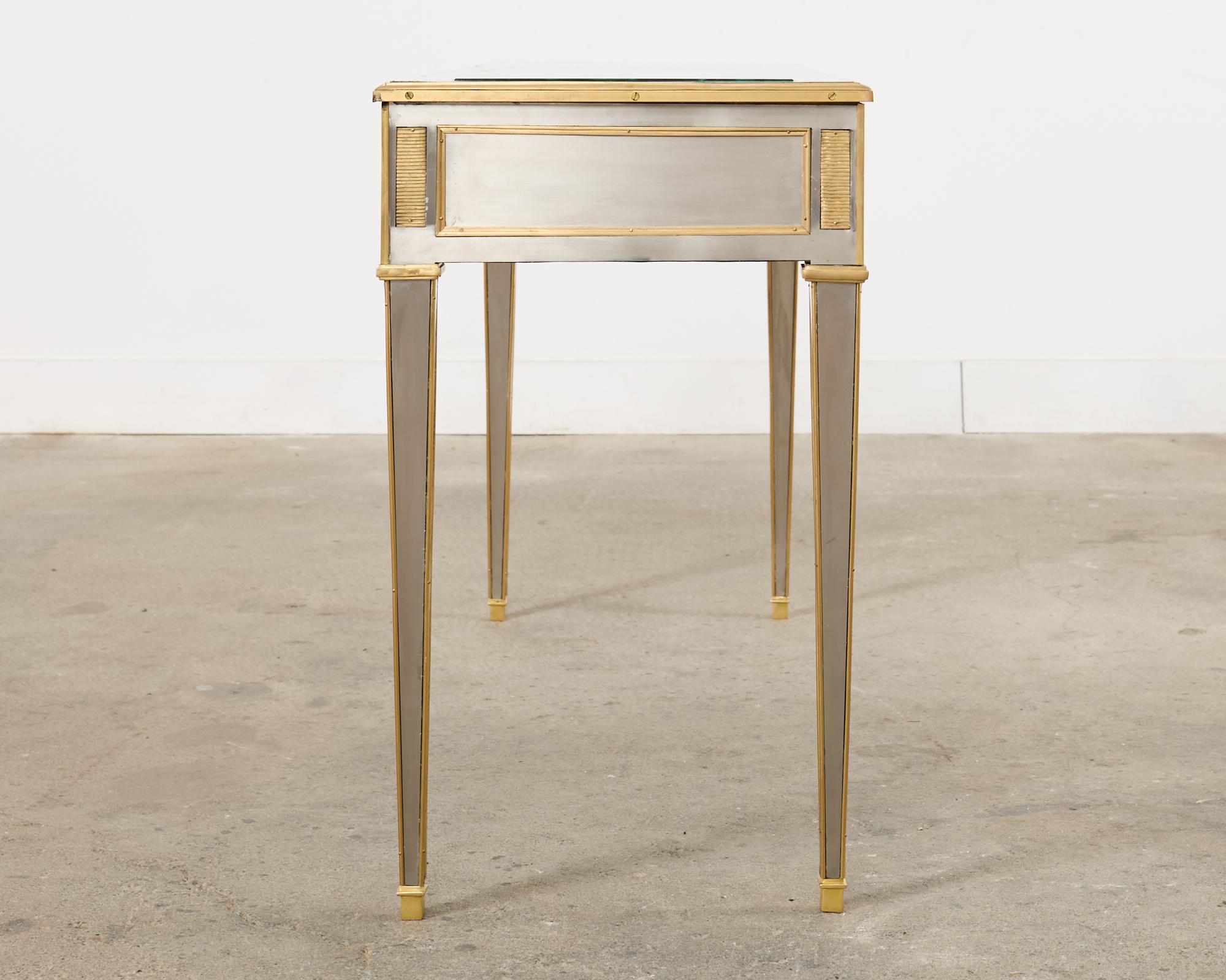 Fatto a mano Scrivania console neoclassica in stile John Vesey in acciaio e bronzo. in vendita