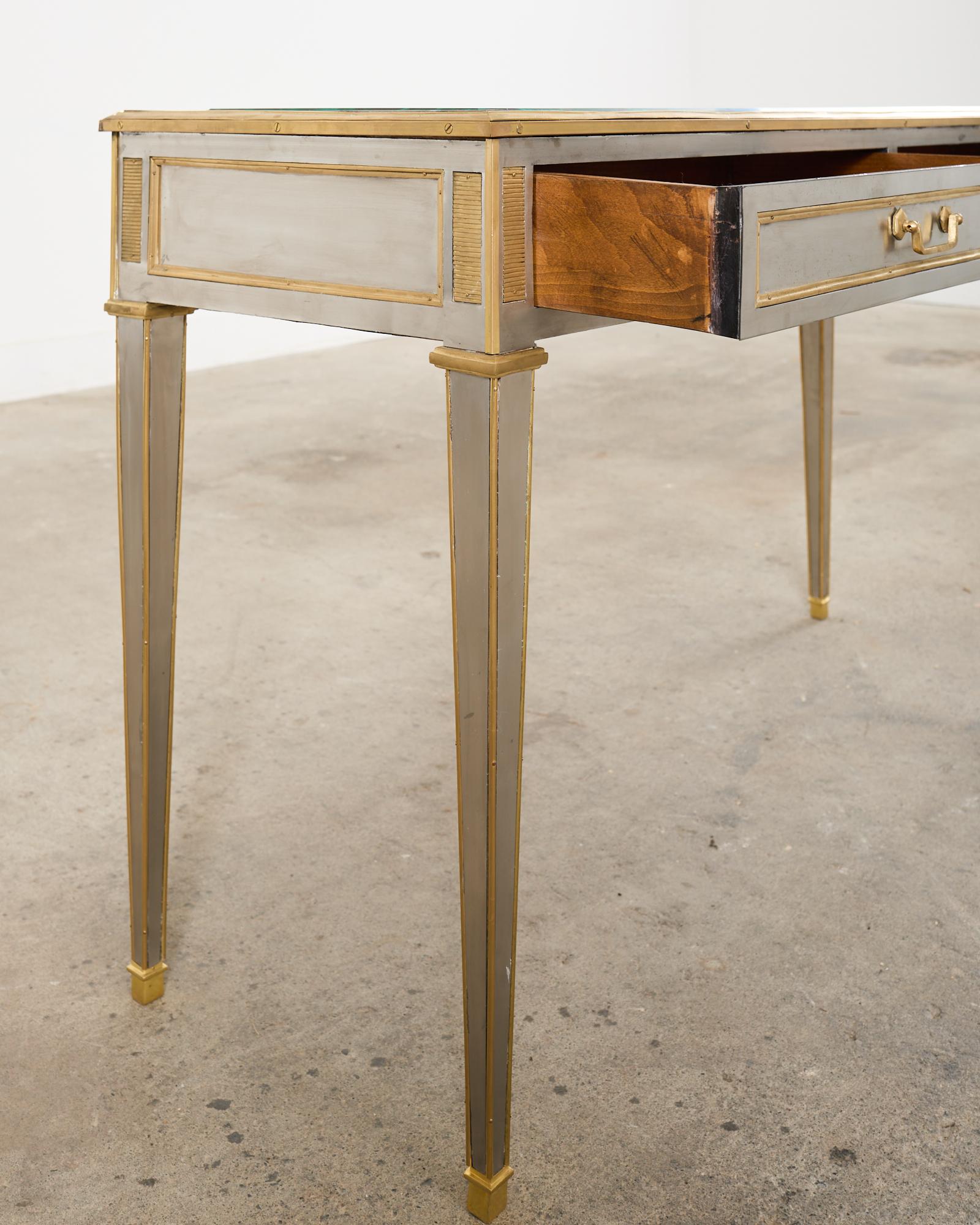 Bronzo Scrivania console neoclassica in stile John Vesey in acciaio e bronzo. in vendita