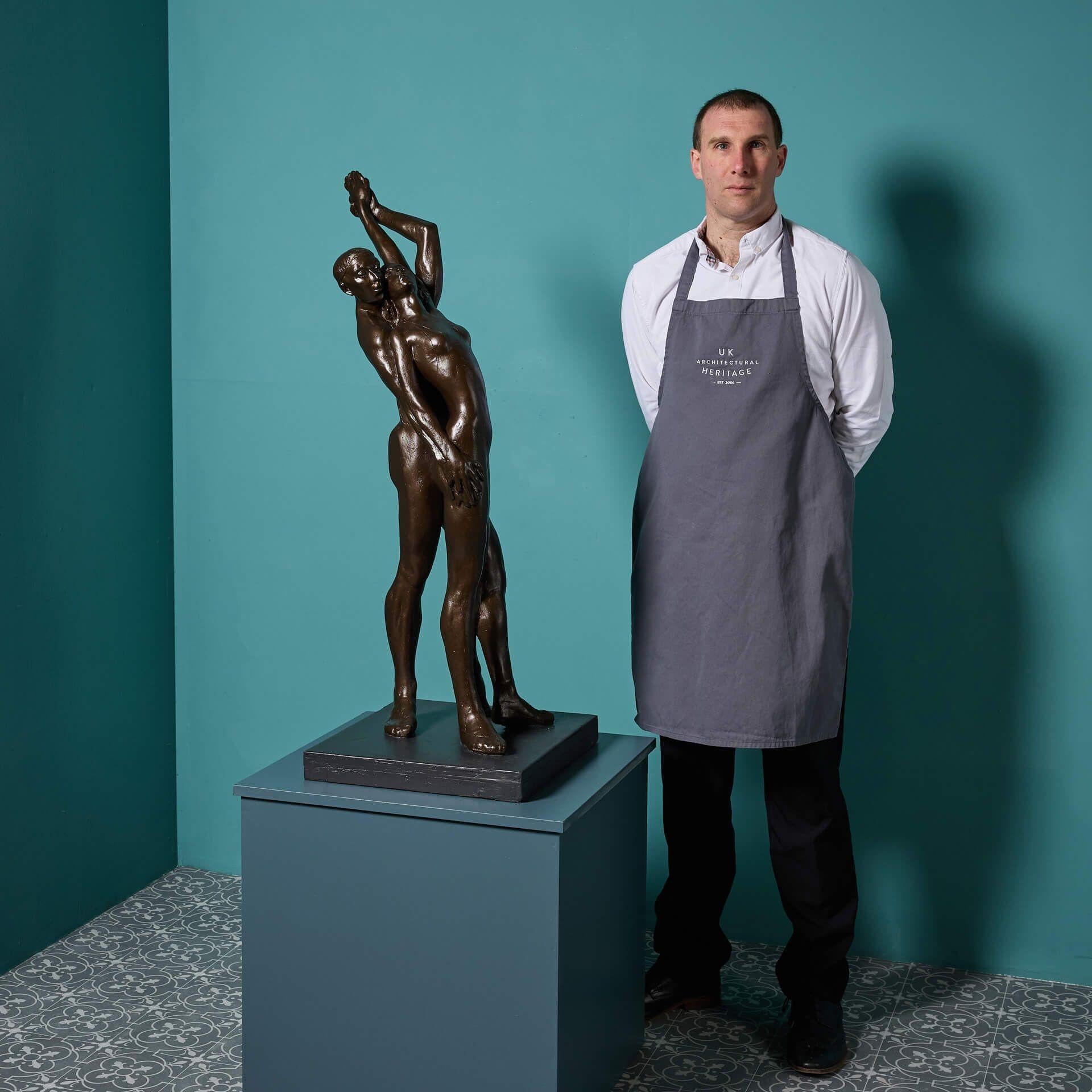 Une grande sculpture représentant un couple en train de danser ; une maquette originale en résine réalisée par l'artiste de renom John W. Mills.

Cette sculpture en résine bronzée est l'une des nombreuses maquettes en résine que nous vendons et qui