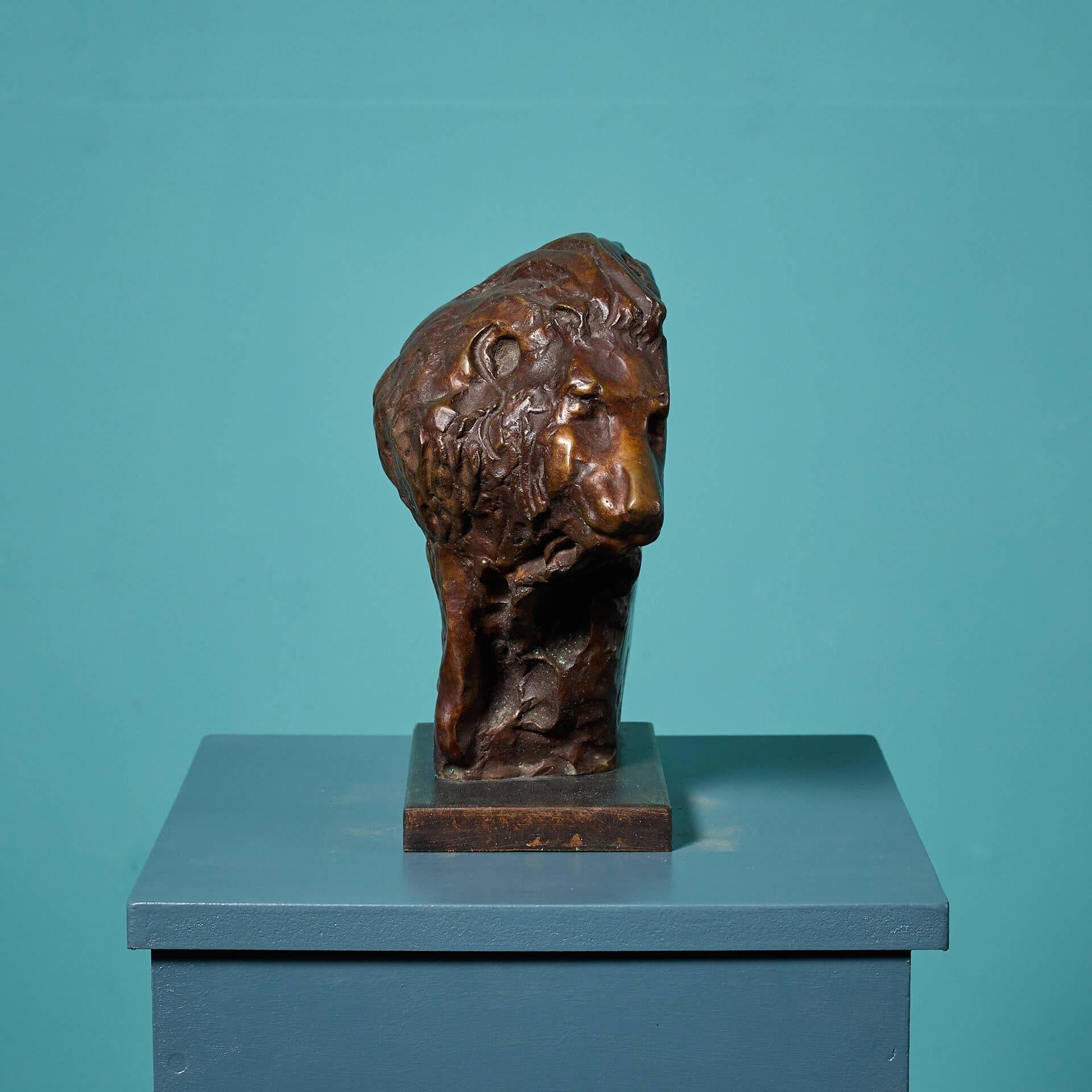 Inglese John W. Mills (1933-2023) Maschera di bronzo del Leone in Gabbia in vendita