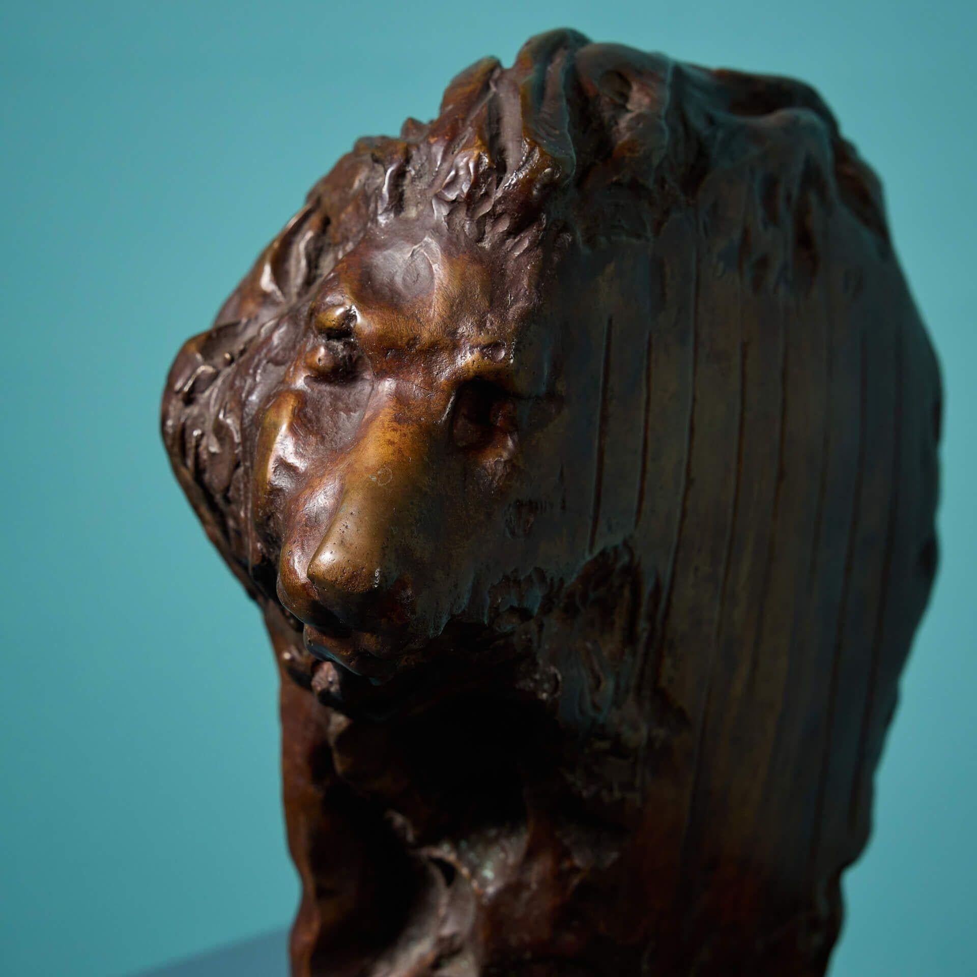 John W. Mills (1933-2023) Maschera di bronzo del Leone in Gabbia In condizioni discrete in vendita a Wormelow, Herefordshire