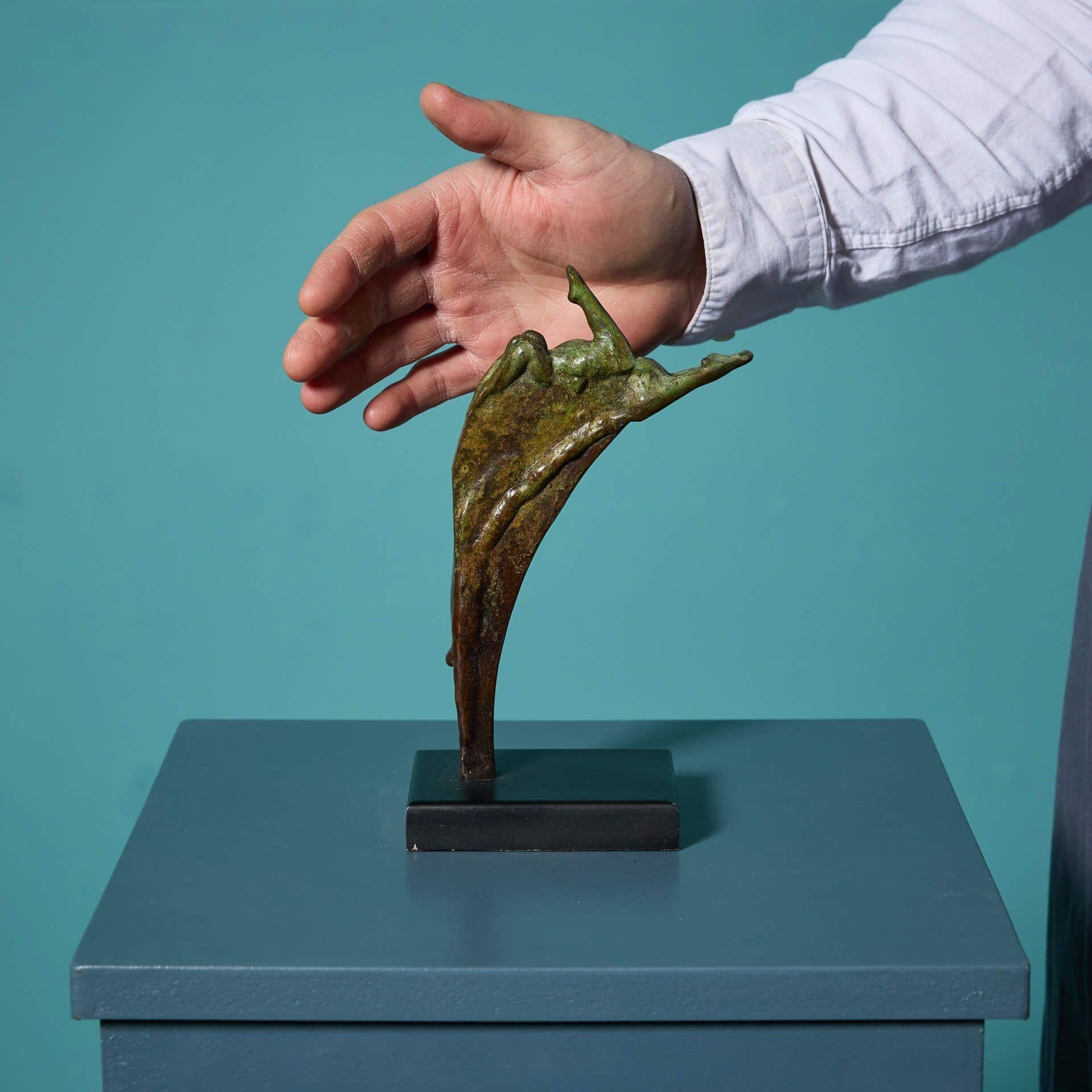 Un'affascinante scultura da tavolo in bronzo patinato raffigurante un subacqueo, opera dell'acclamato scultore britannico John W. Mills.

Questo bronzo, che fa parte della serie dei subacquei in movimento, è montato su una base rettangolare in legno