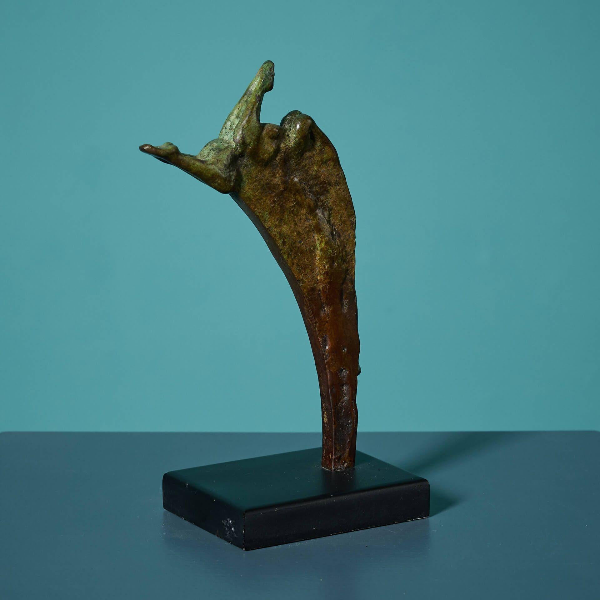 Inglese John W. Mills (1933-2023) Scultura in bronzo di un tuffatore in movimento in vendita