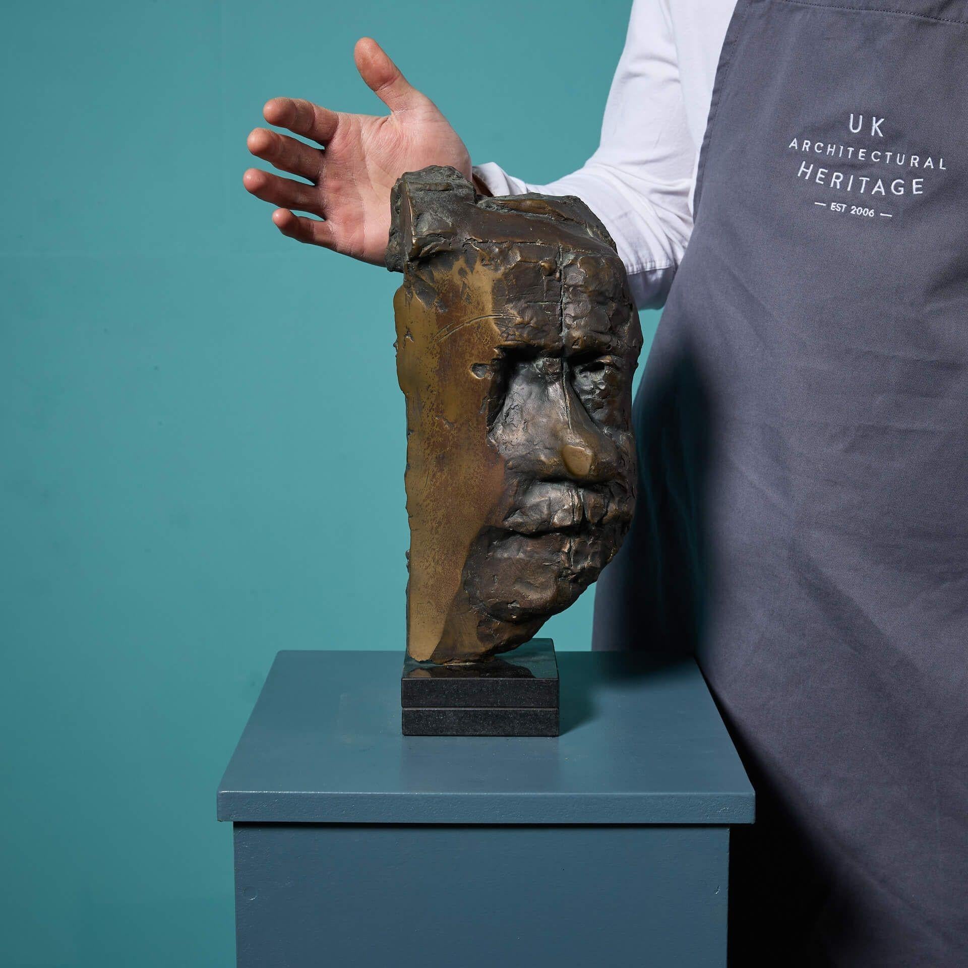 Eine patinierte Bronzemaskenskulptur von Rembrandt von dem bekannten britischen Bildhauer John W. Mills. Die vom Künstler signierte und datierte Bronze ist auf einem rechteckigen Marmorsockel montiert und eignet sich hervorragend für die dekorative