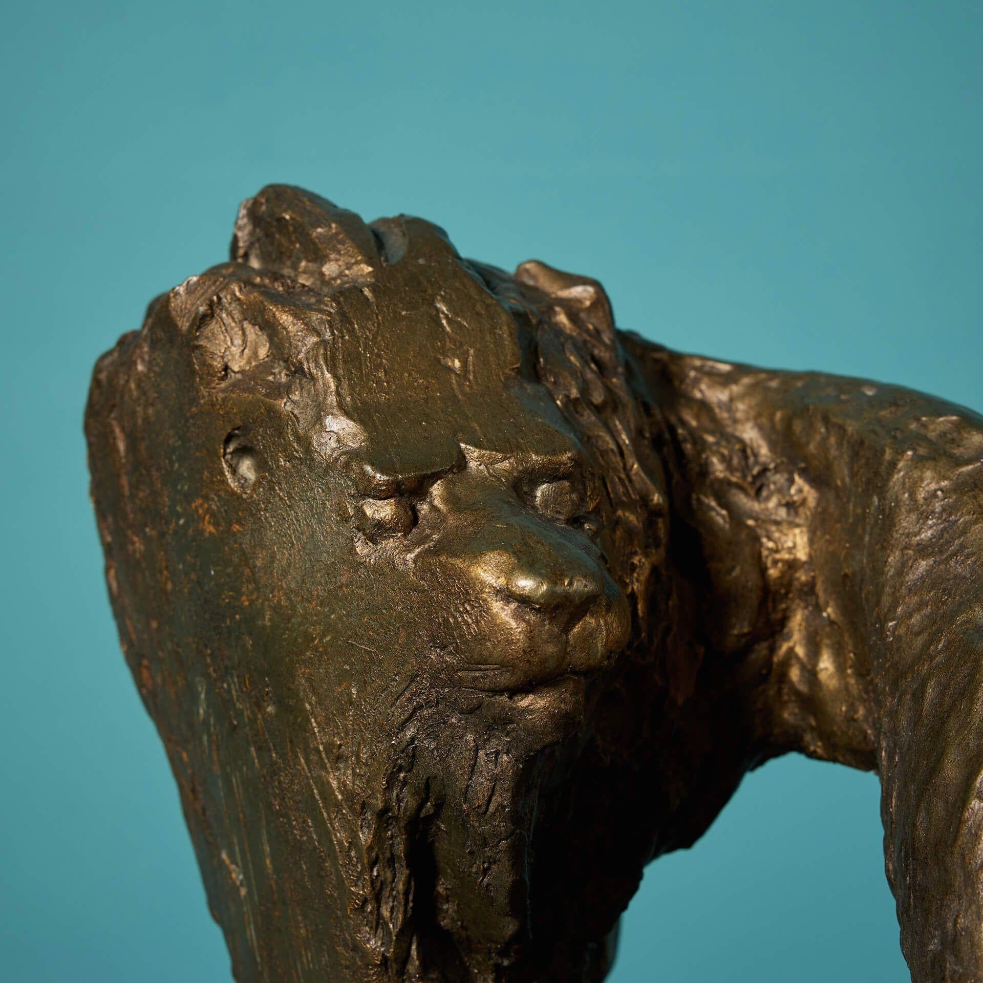 Mid-Century moderno John W. Mills (1933-2023) Bronzed Prowling Lion Sculpture in vendita
