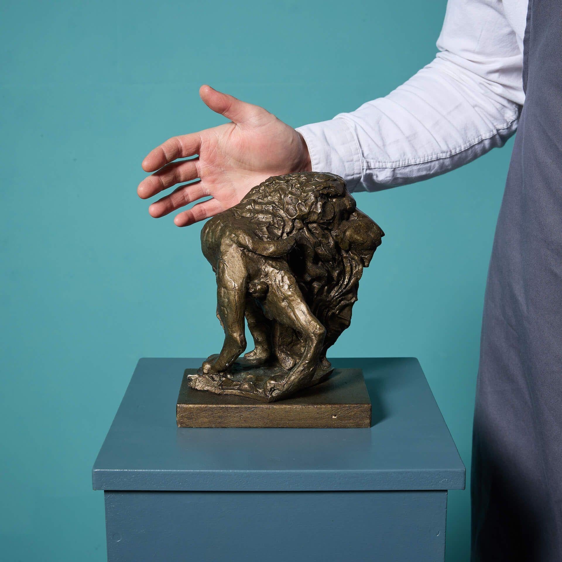 Un'affascinante scultura da tavolo in gesso patinato di un leone in gabbia dell'acclamato scultore britannico John W. Mills. Questa è una maquette originale della serie Caged Lion dell'artista, che esplora il simbolismo di confinare una bestia così