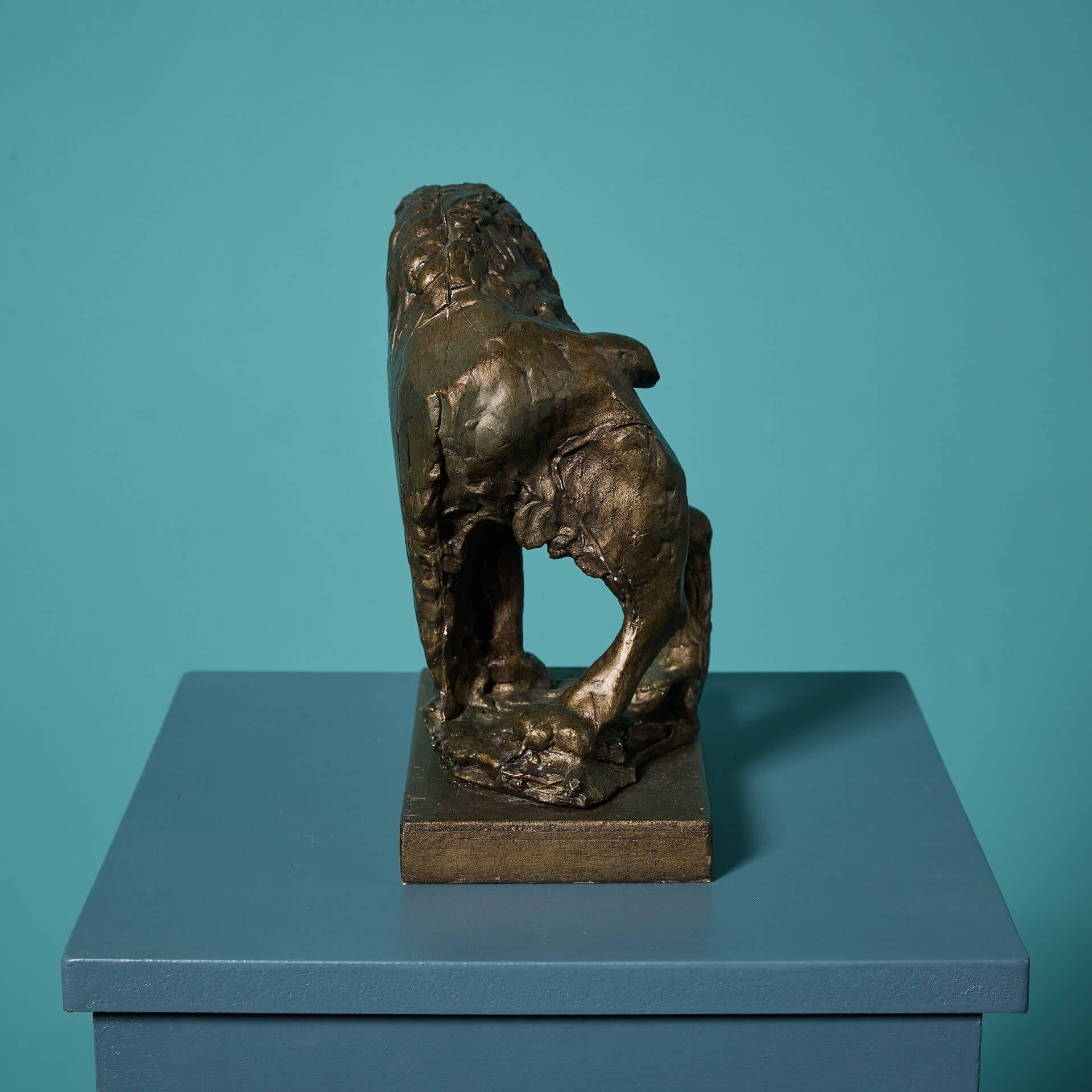 Intonaco John W. Mills (1933-2023) Scultura di leone in gabbia in vendita