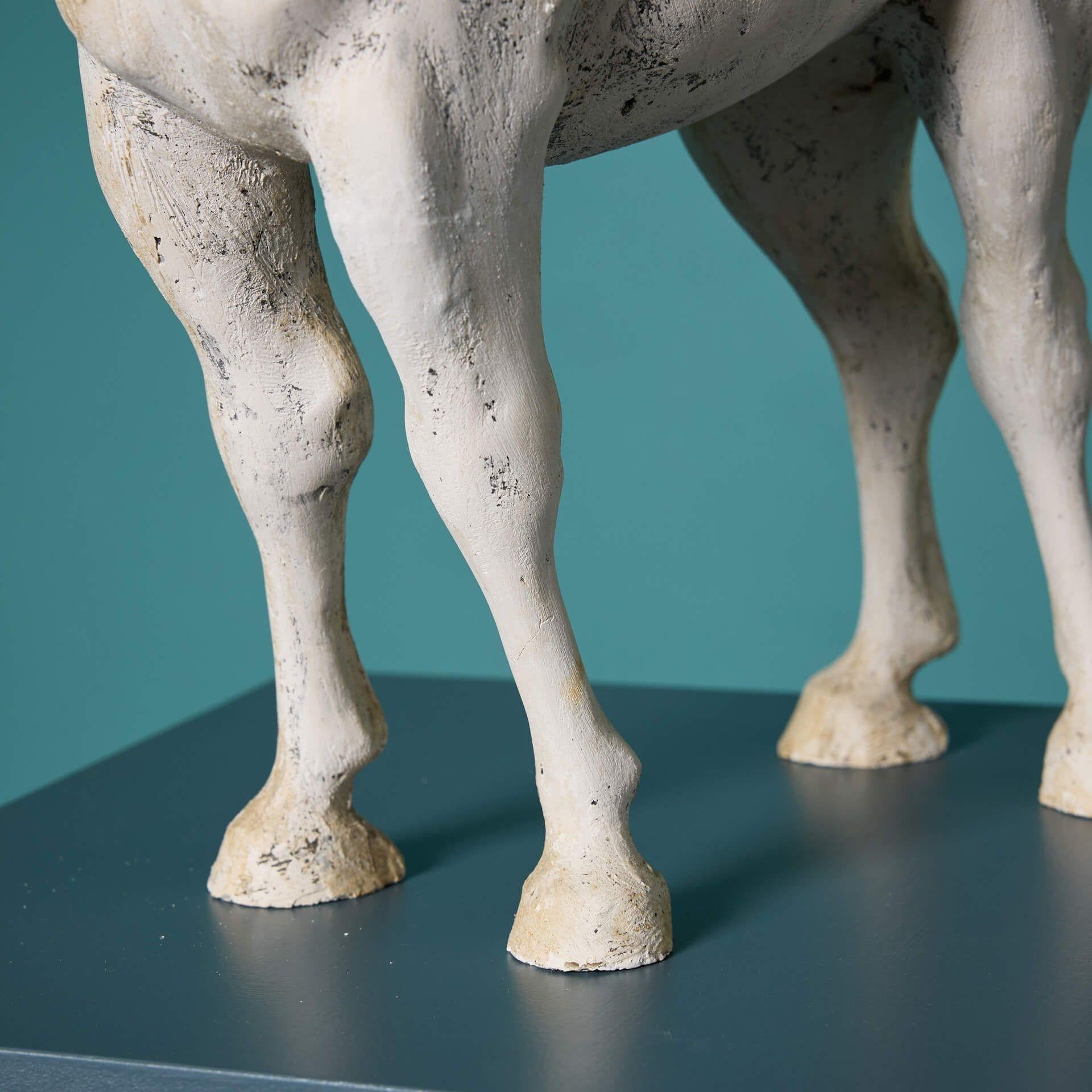 Inglese John W. Mills (1933-2023) Maquette di cavallo cinese in stile dinamico in vendita