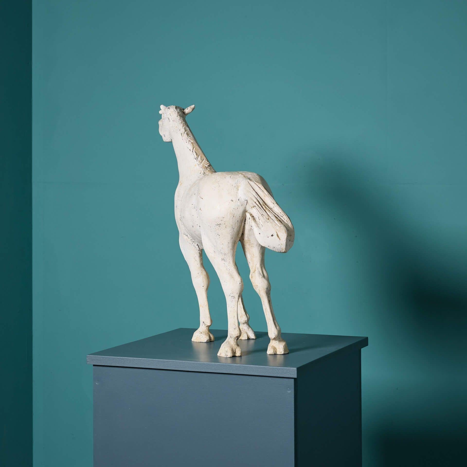 Intonaco John W. Mills (1933-2023) Maquette di cavallo cinese in stile dinamico in vendita