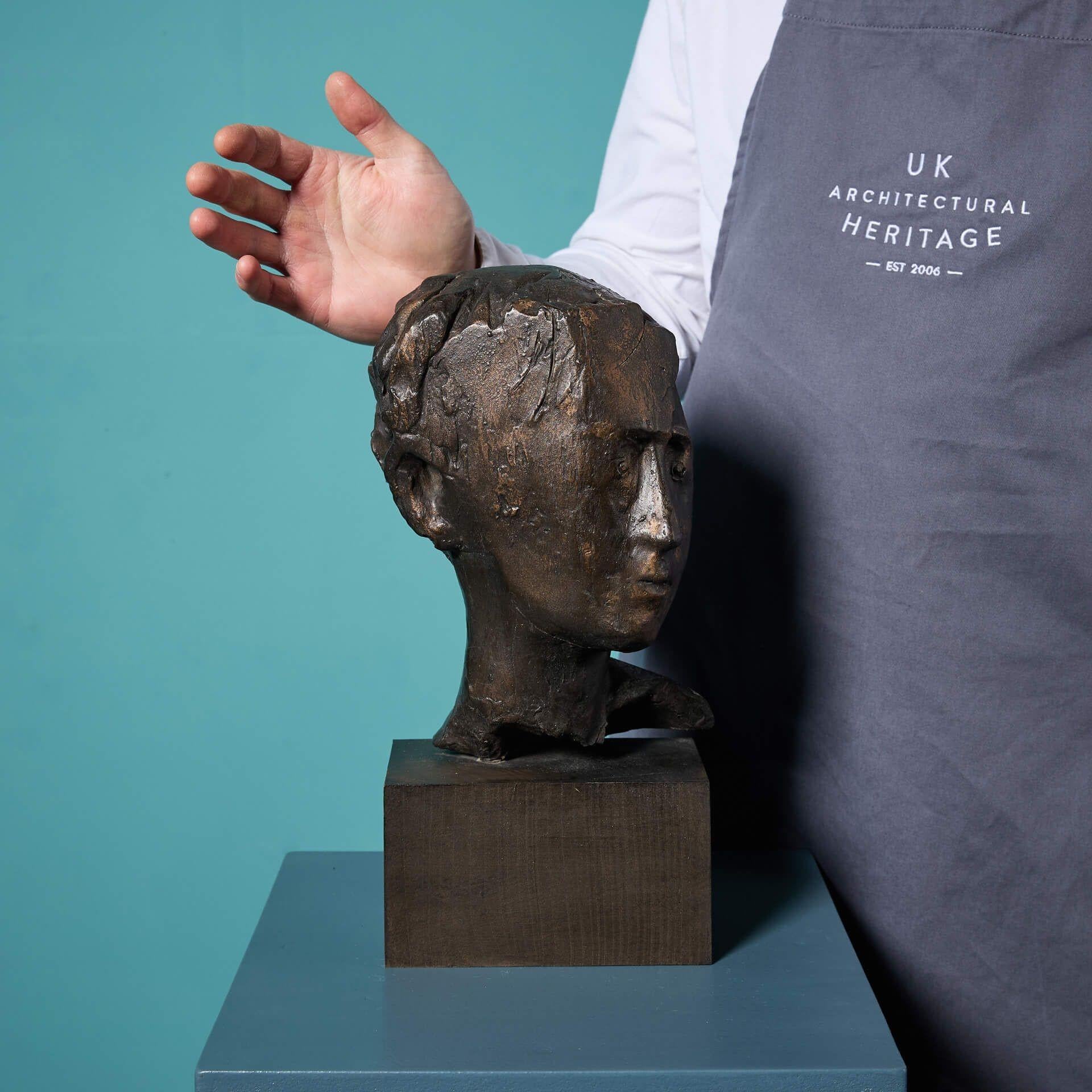 Bronce decorativo fundido en frío de un busto masculino del aclamado escultor británico John W. Mills. Esta escultura de sobremesa está montada sobre una base rectangular de madera, por lo que es perfecta para exponerla decorativamente en un