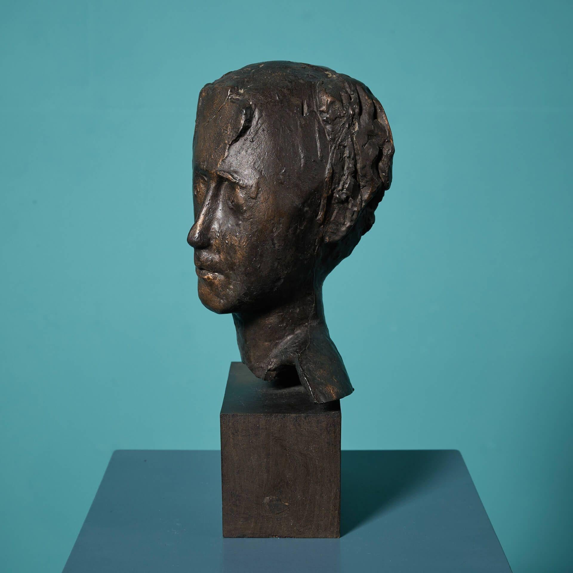 John W. Mills (1933-2023) Busto de caballero de bronce fundido en frío Inglés en venta