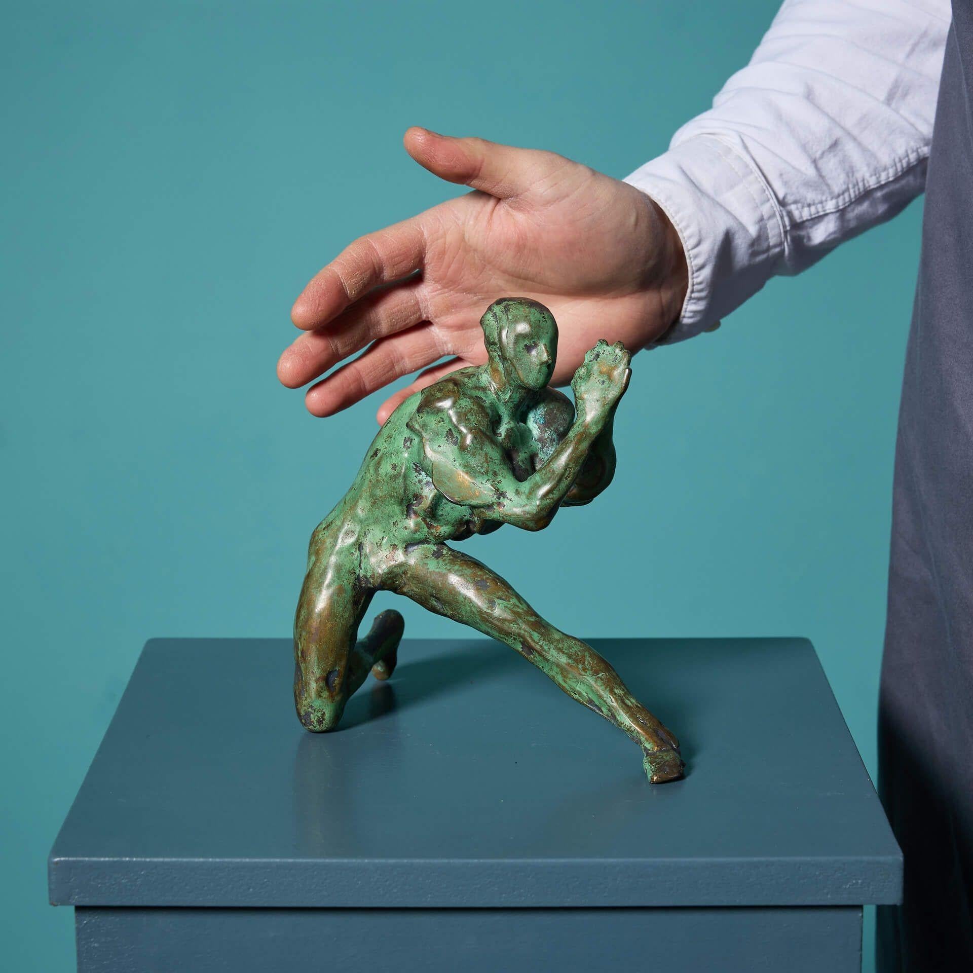 Una scultura figurativa in bronzo da tavolo intitolata 