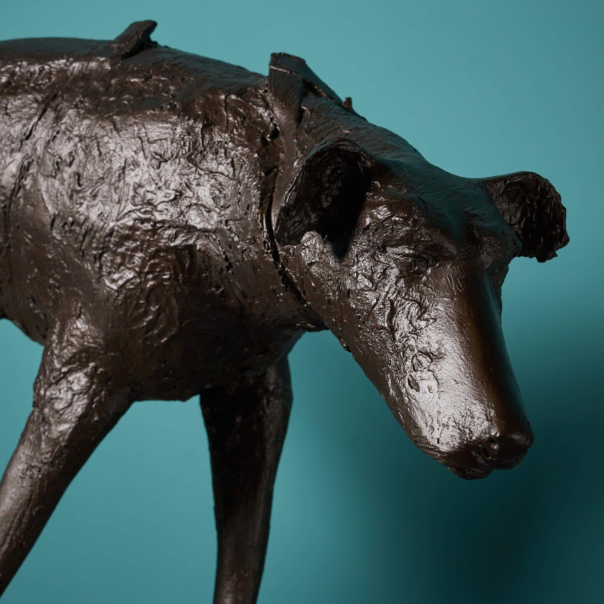 Mid-Century moderno John W. Mills (1933-2023) Scultura di cane di grandi dimensioni su base di pietra calcarea in vendita