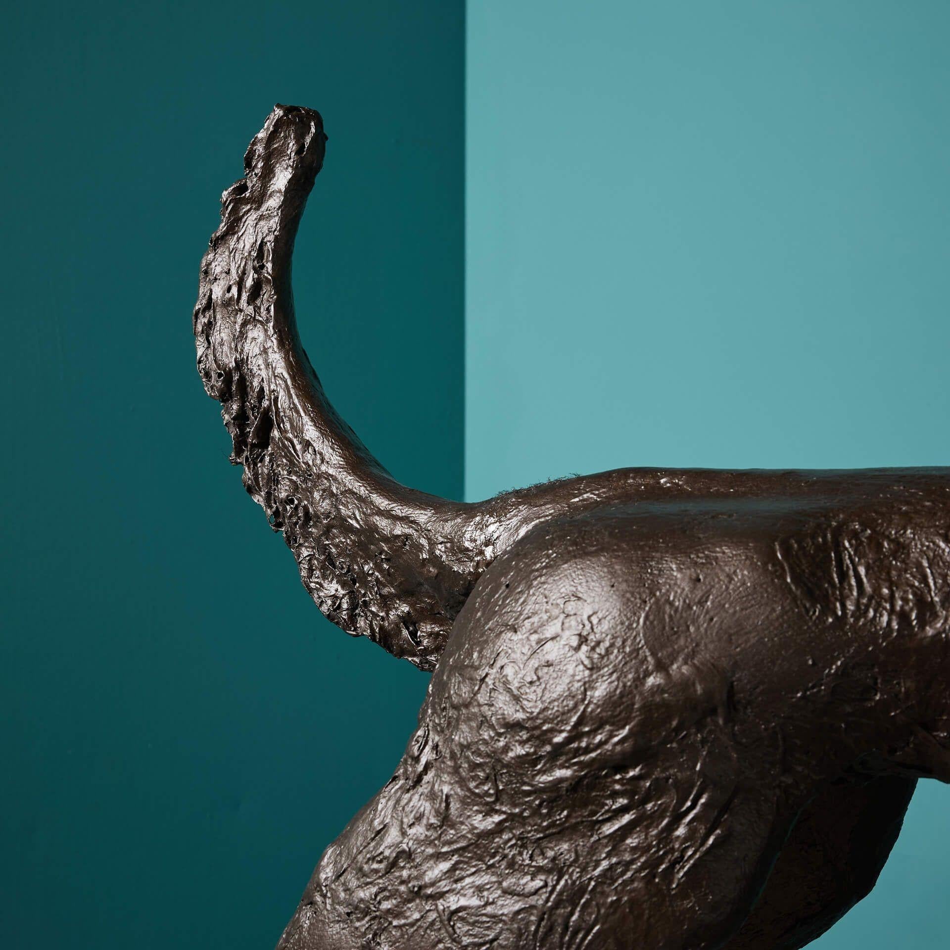 Inglese John W. Mills (1933-2023) Scultura di cane di grandi dimensioni su base di pietra calcarea in vendita